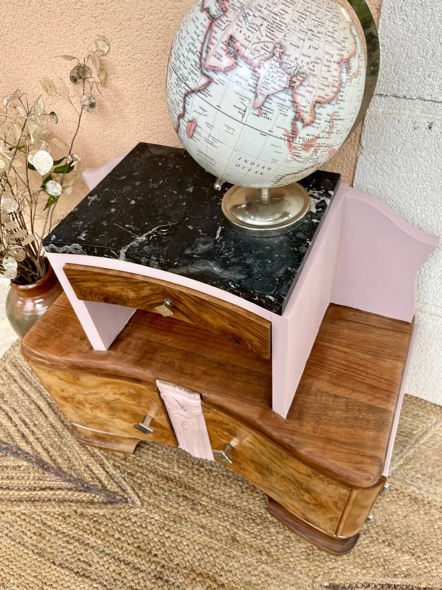 Chevet style Art Déco en bois peint en rose poudré