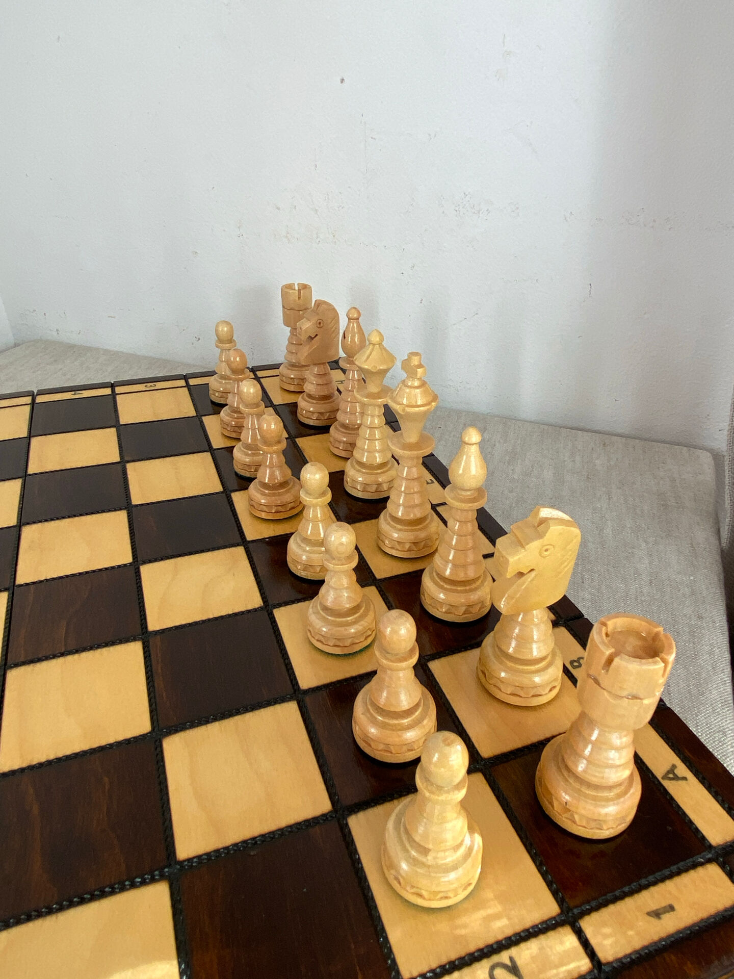 Jeu d’échec avec plateau et pièces en bois 