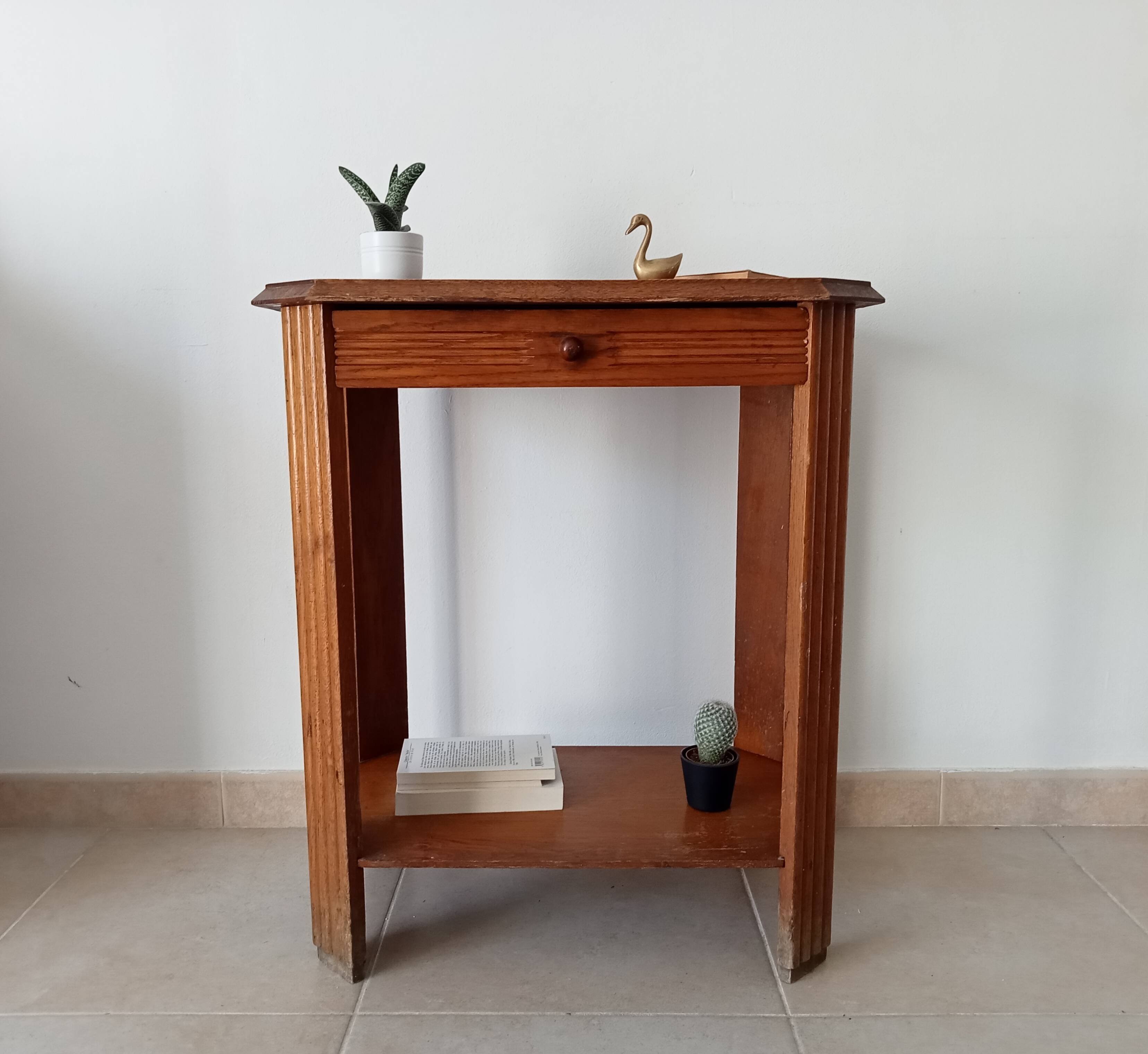 Art Deco side table from the 1940s in solid oak.