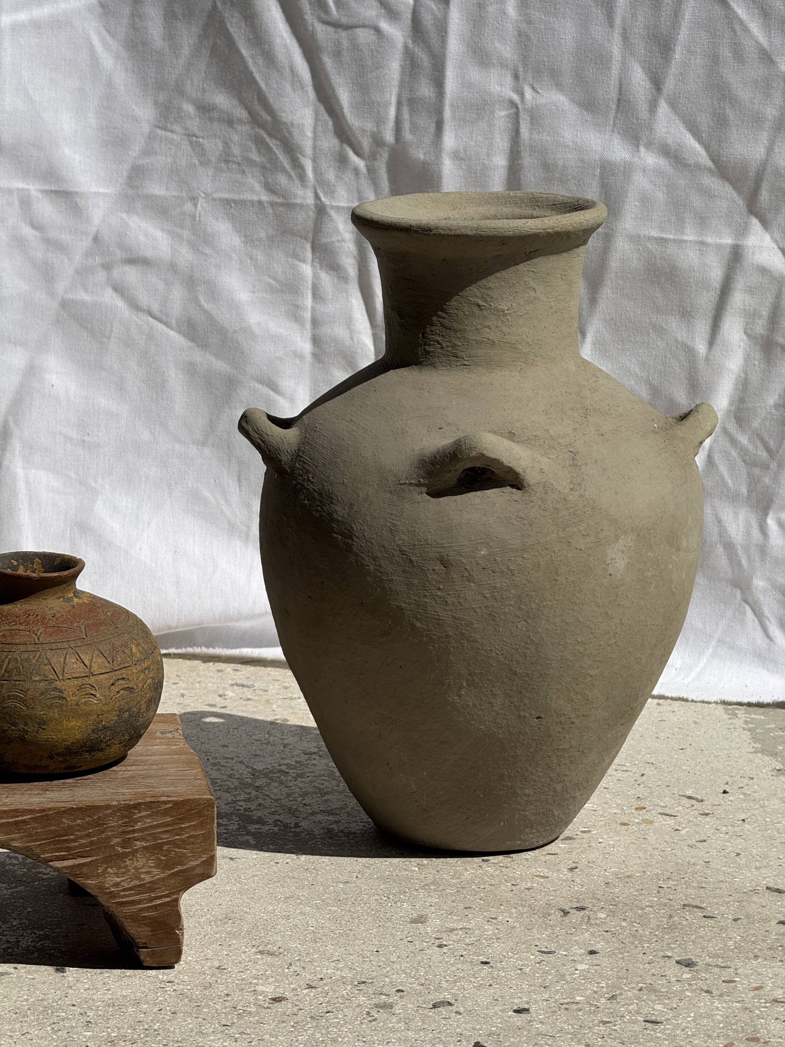 Small round ancient vase in engraved terracotta, Indonesian polychromy H10 D1