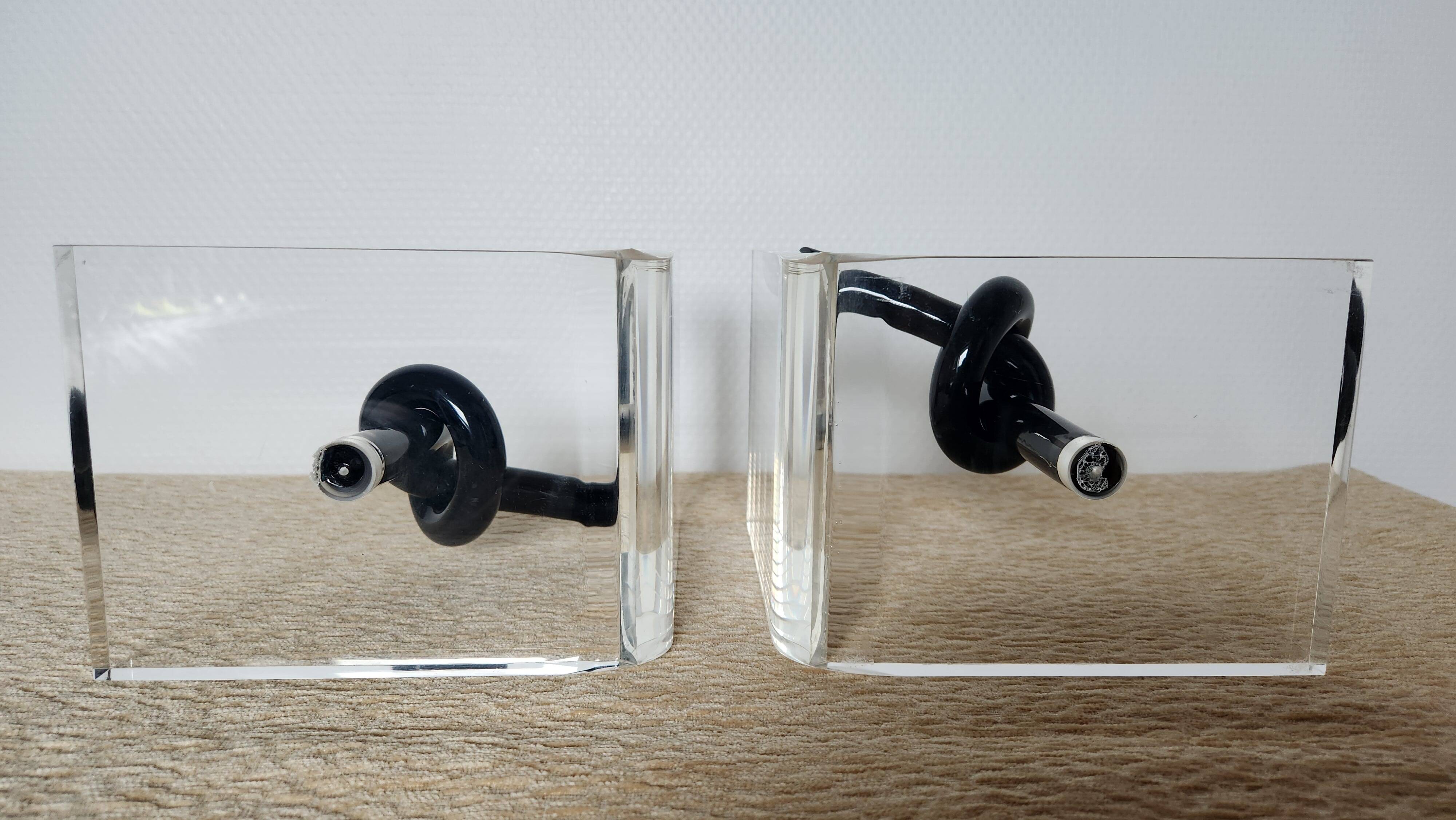 Bookends in plexiglass and knotted black tubes, 1980s design.