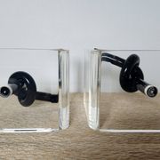 Bookends in plexiglass and knotted black tubes, 1980s design.
