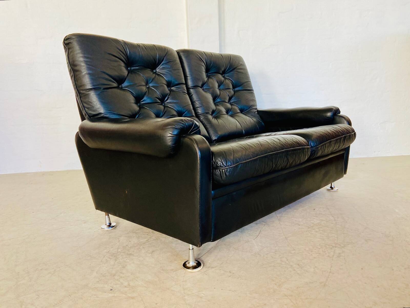 Canapé en cuir noir à boutons, vintage rétro danois pour 2 personnes, années 1970.