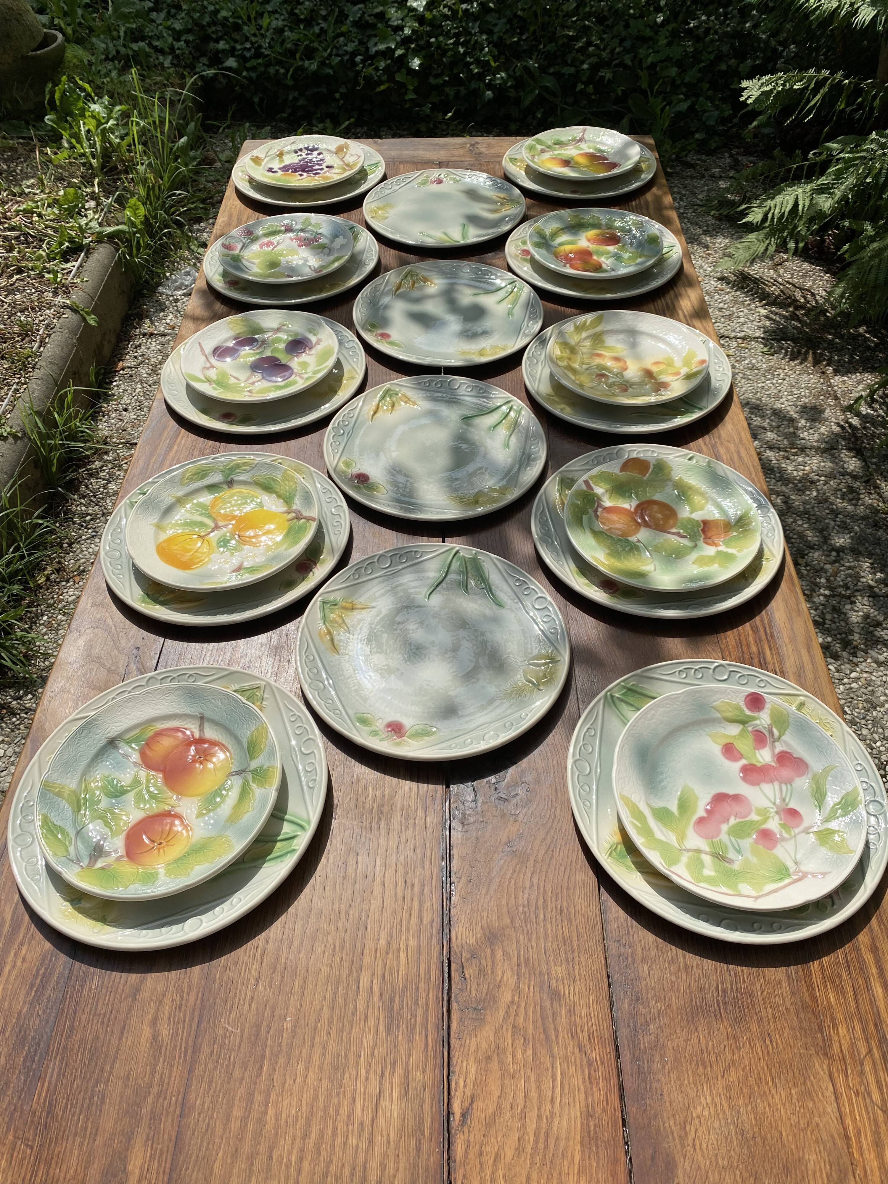 Service 10 plates and 14 sub-plates St Clement