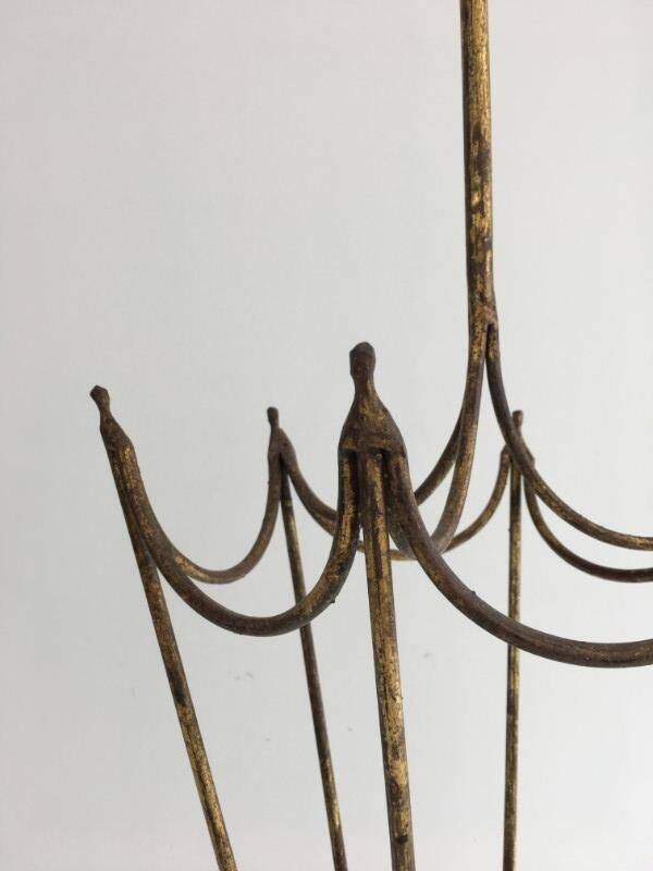 Porte-parapluie en fer forgé doré