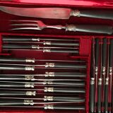 Ensemble de 24 couteaux et 2 pièces de service en métal argenté