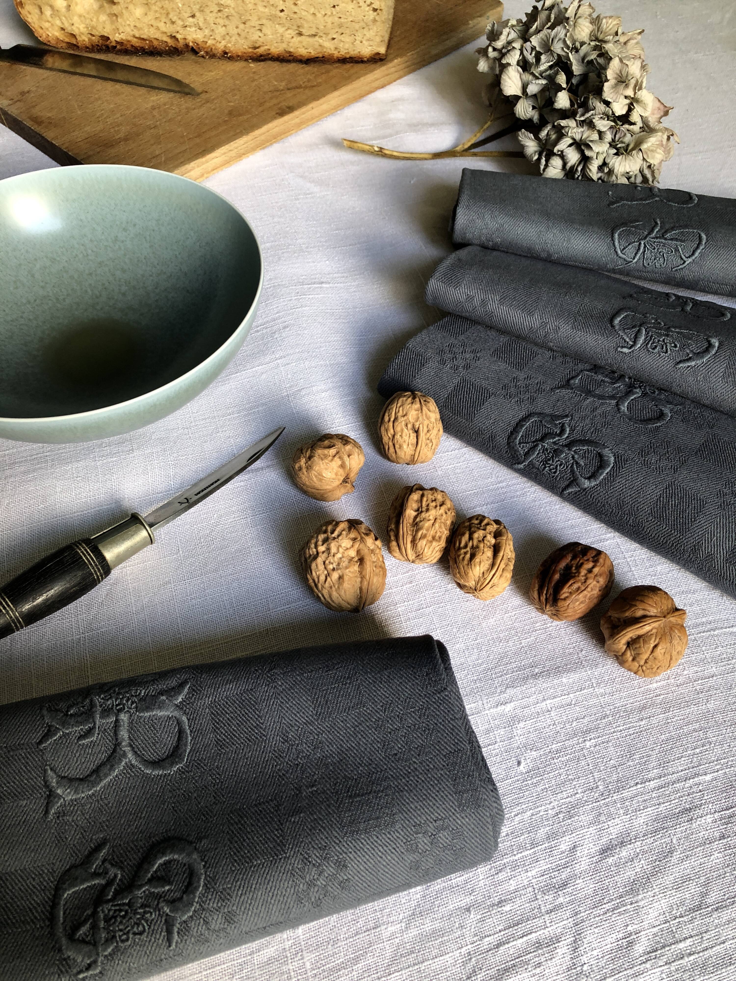 Suite of four napkins tinted in smoke grey