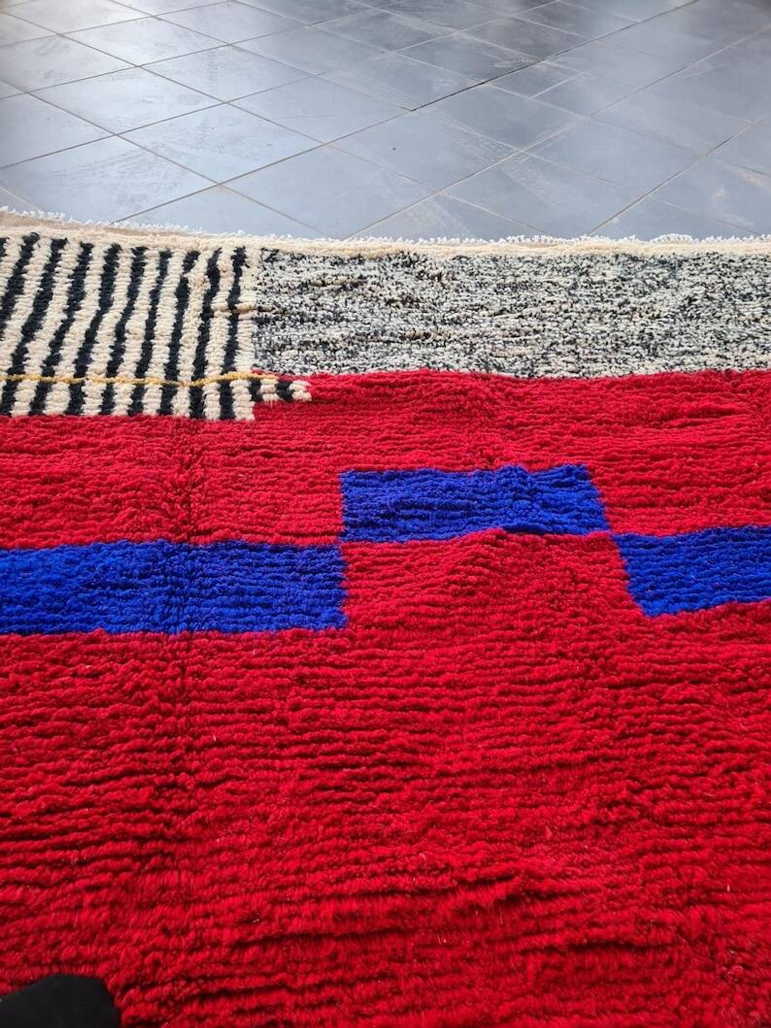 Tapis en laine naturel traditionnelle à motifs colorés taille 2/3 m