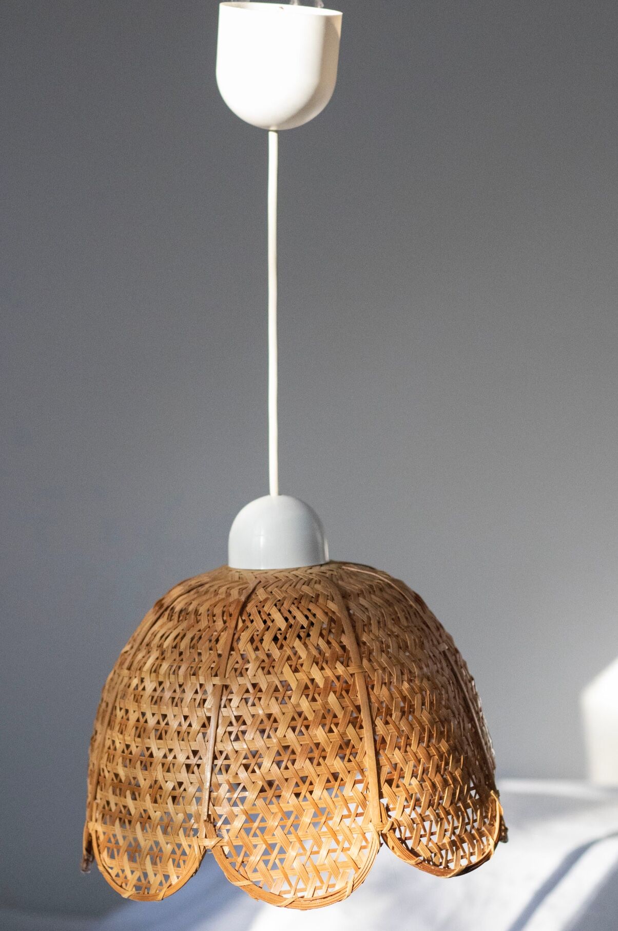 Vintage flower suspension in wicker rattan