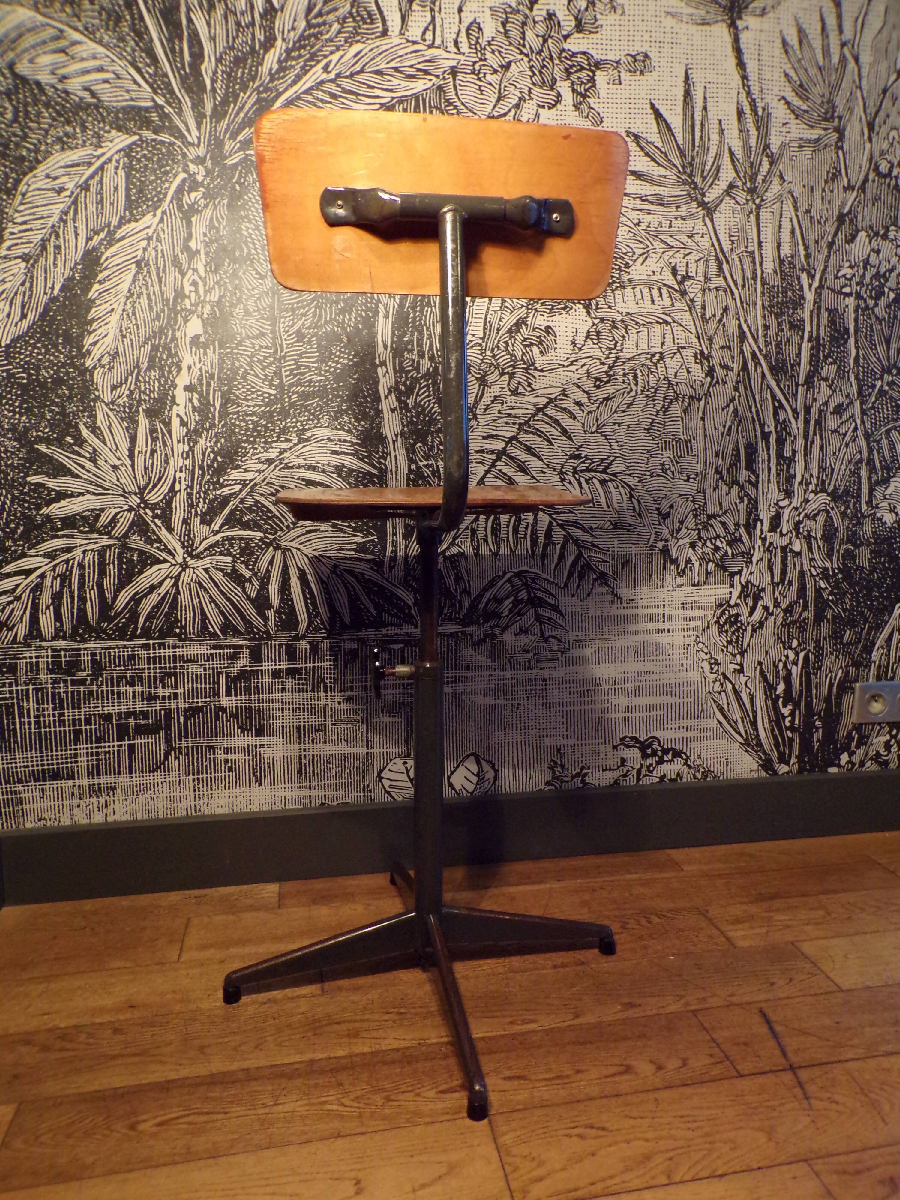 Swivel workshop chair