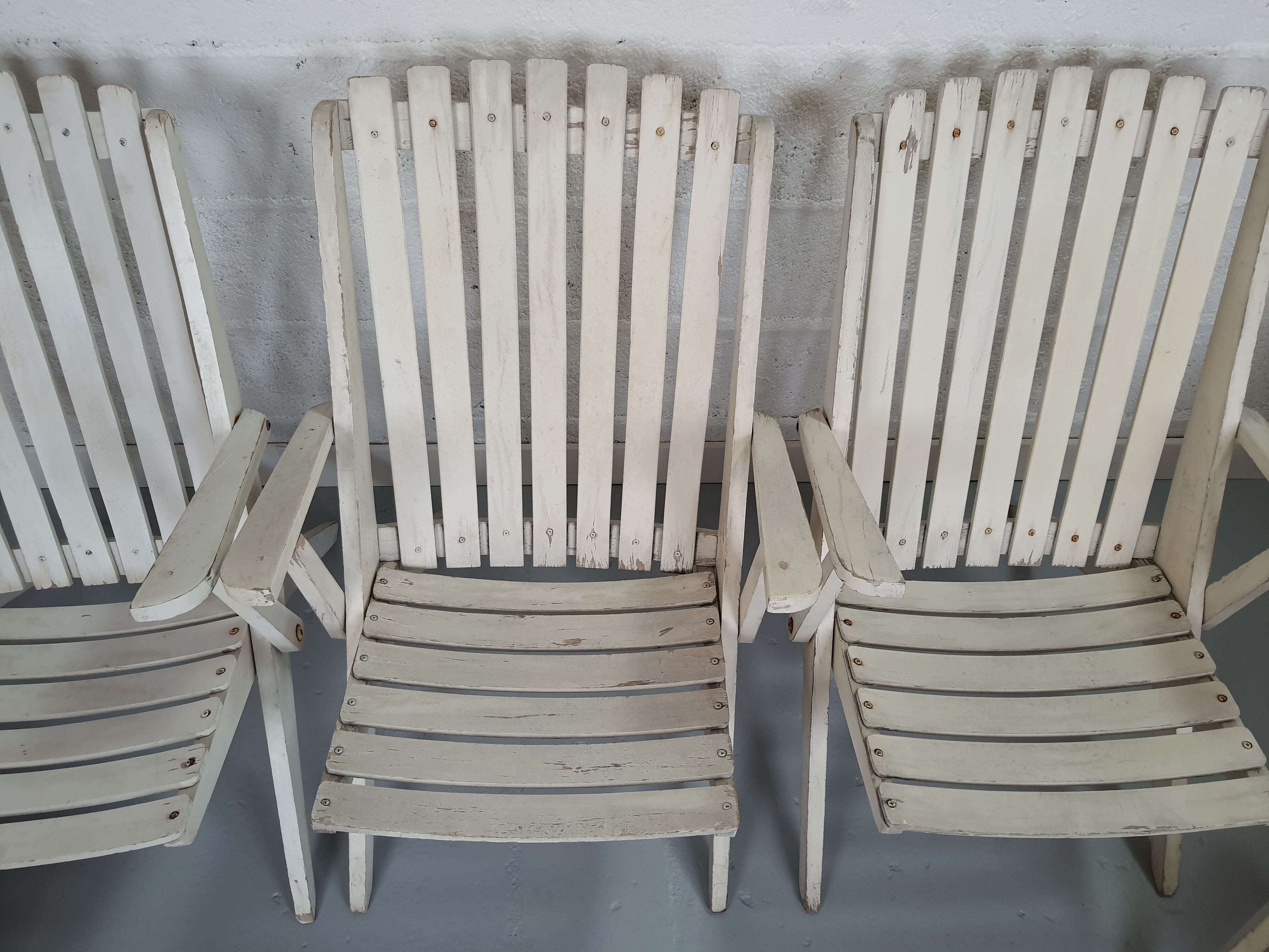 Lot 5 garden armchairs in vintage white wood