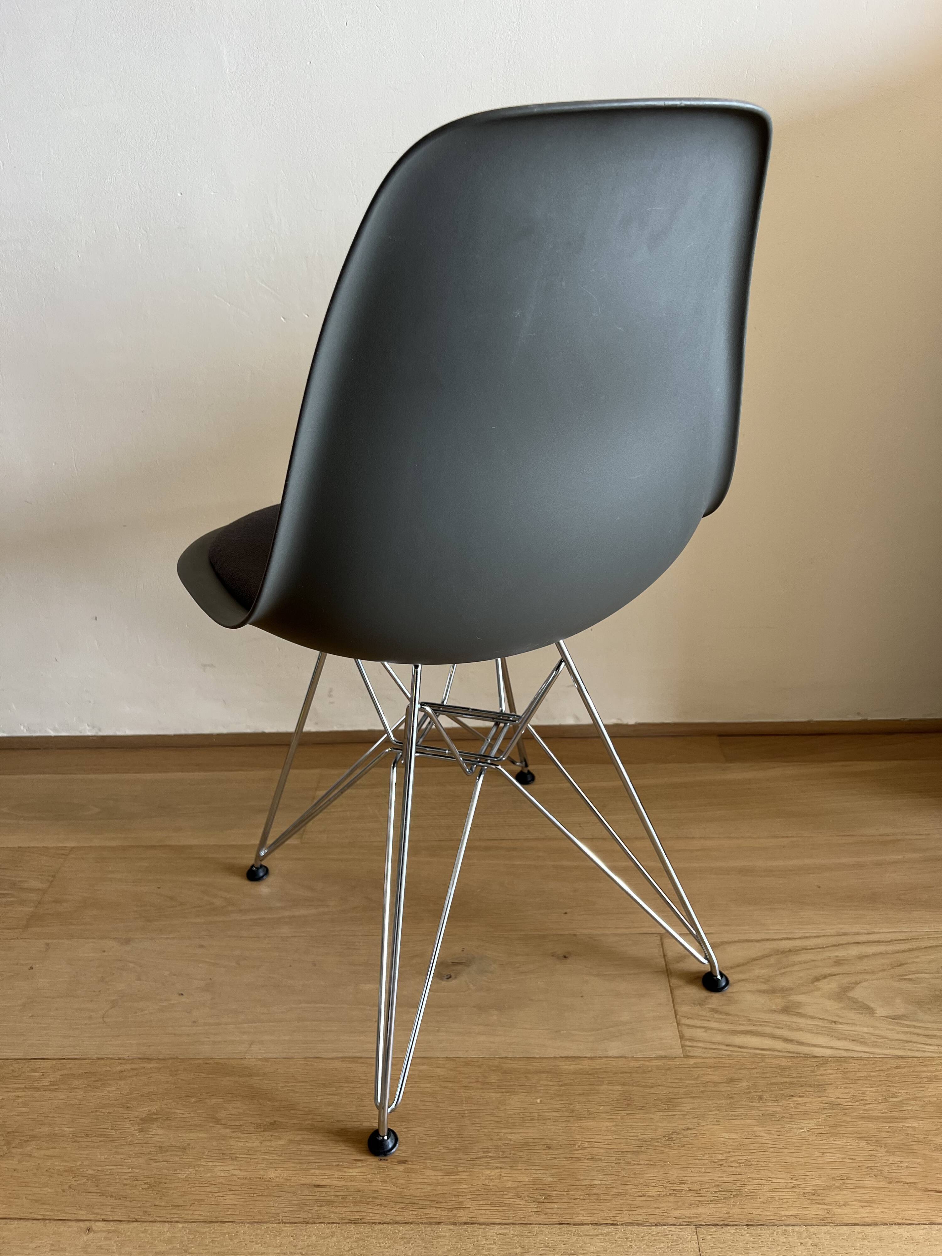 Lot of 4 original Eames DSR chairs by Vitra – with cushion.