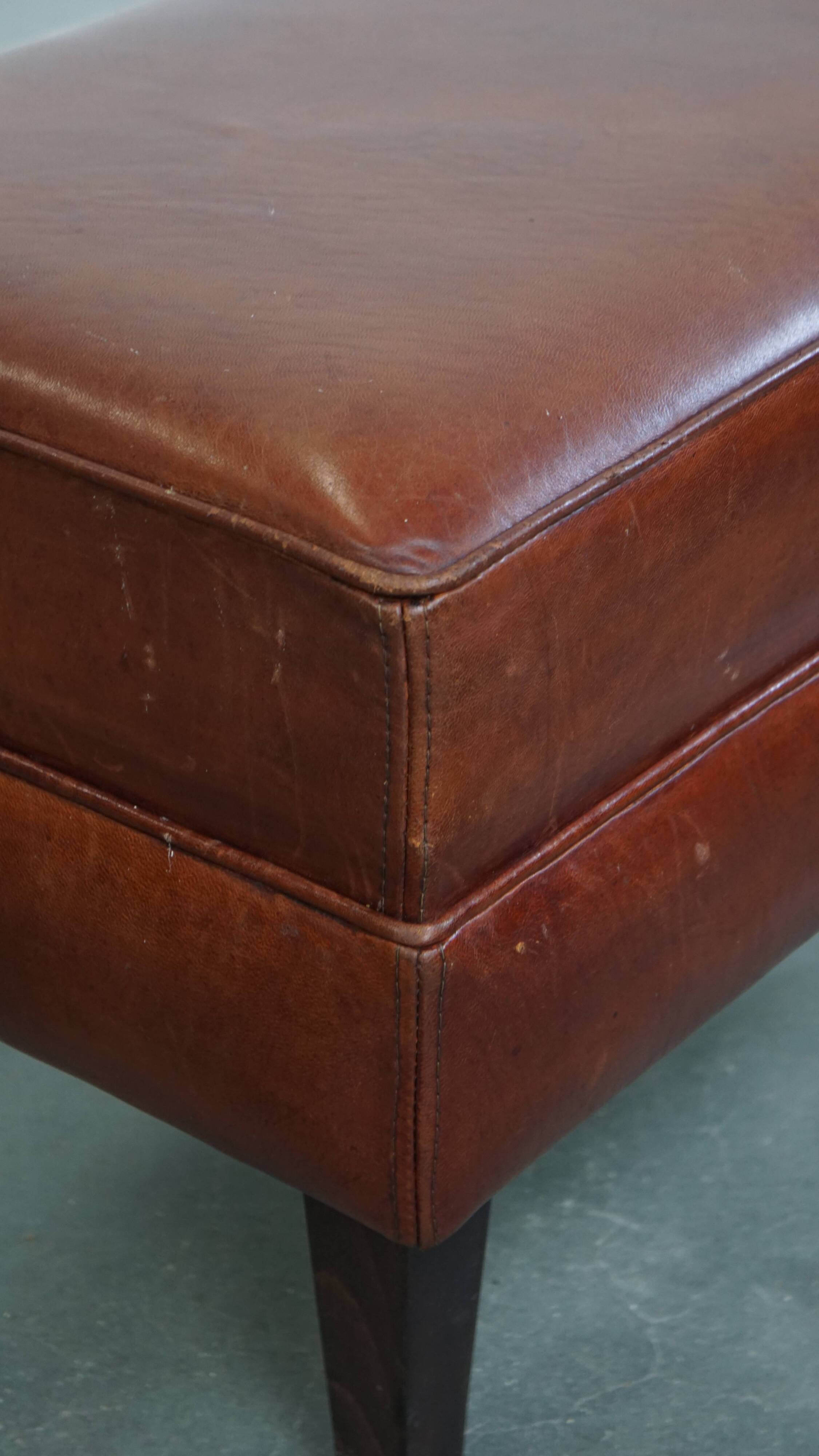 Pouf en cuir de mouton couleur cognac
