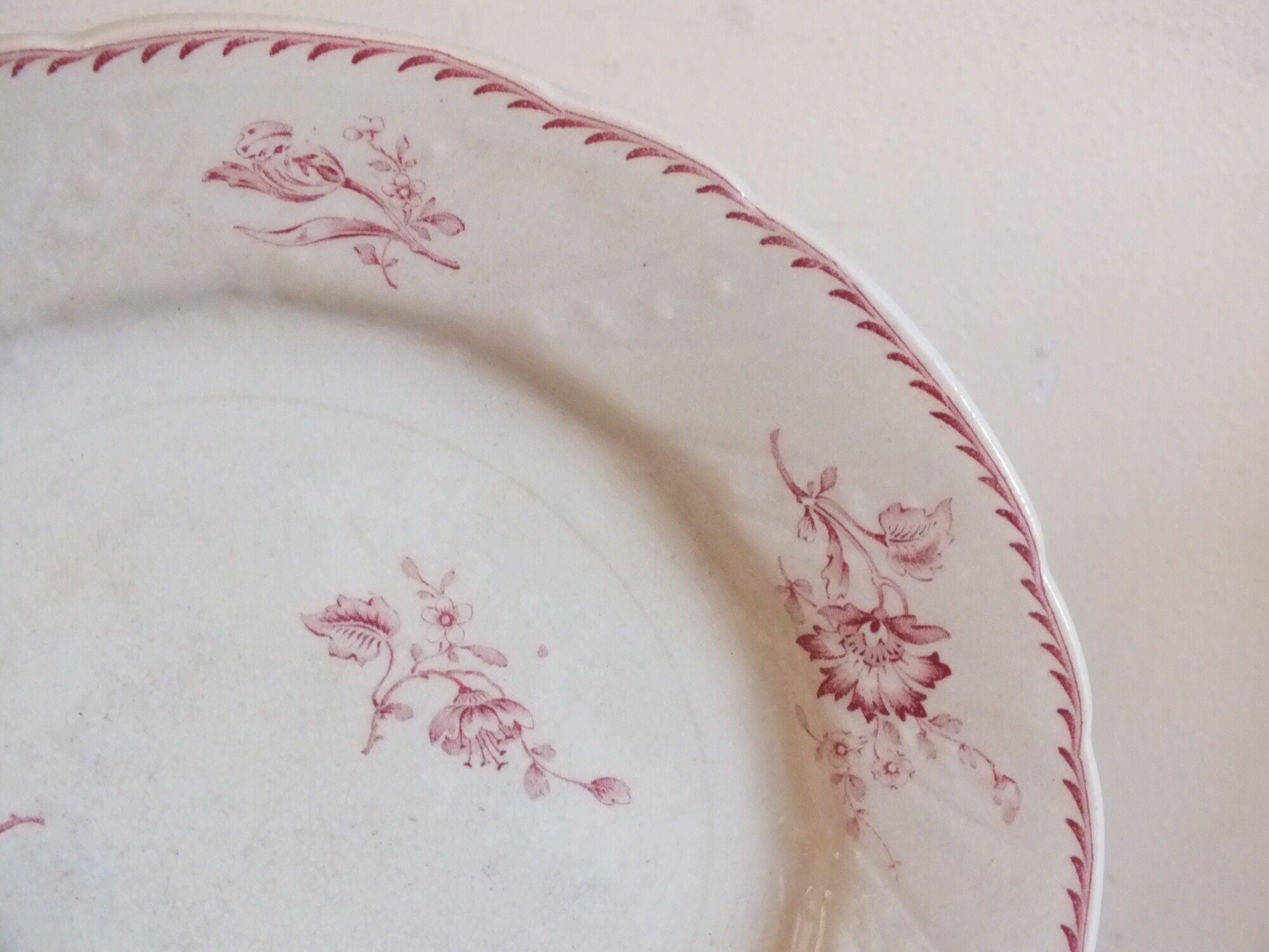 Assiette plate Lunéville KG du service Saxe rose en Terre de Fer