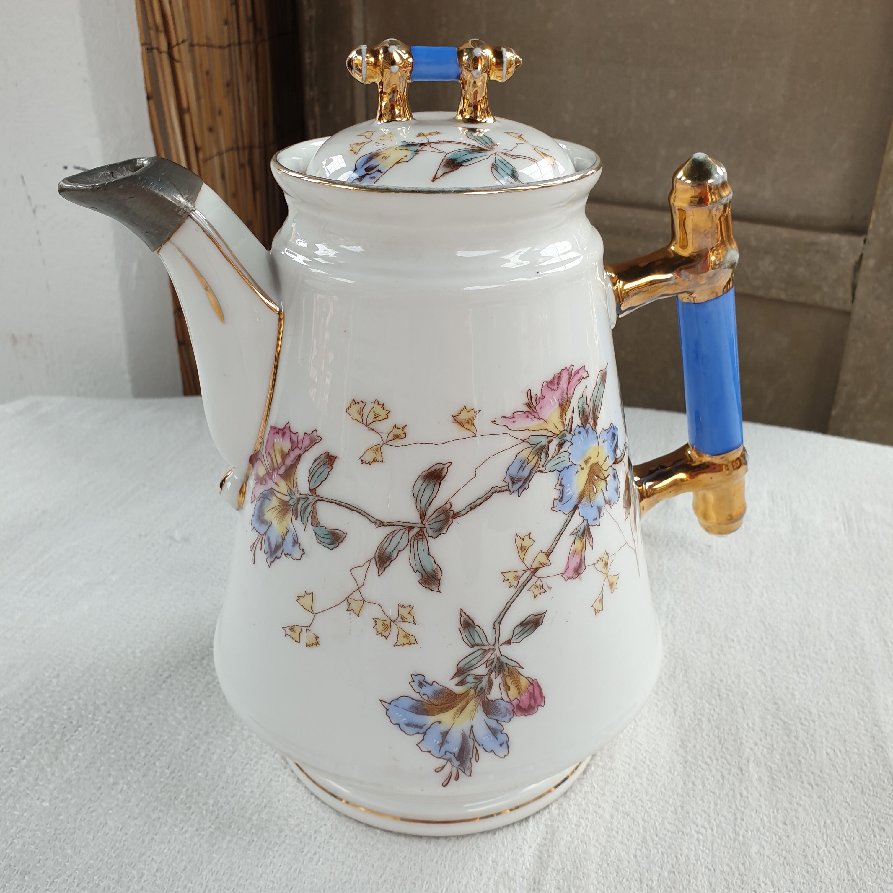 Tea service or porcelain coffee early 20th century.