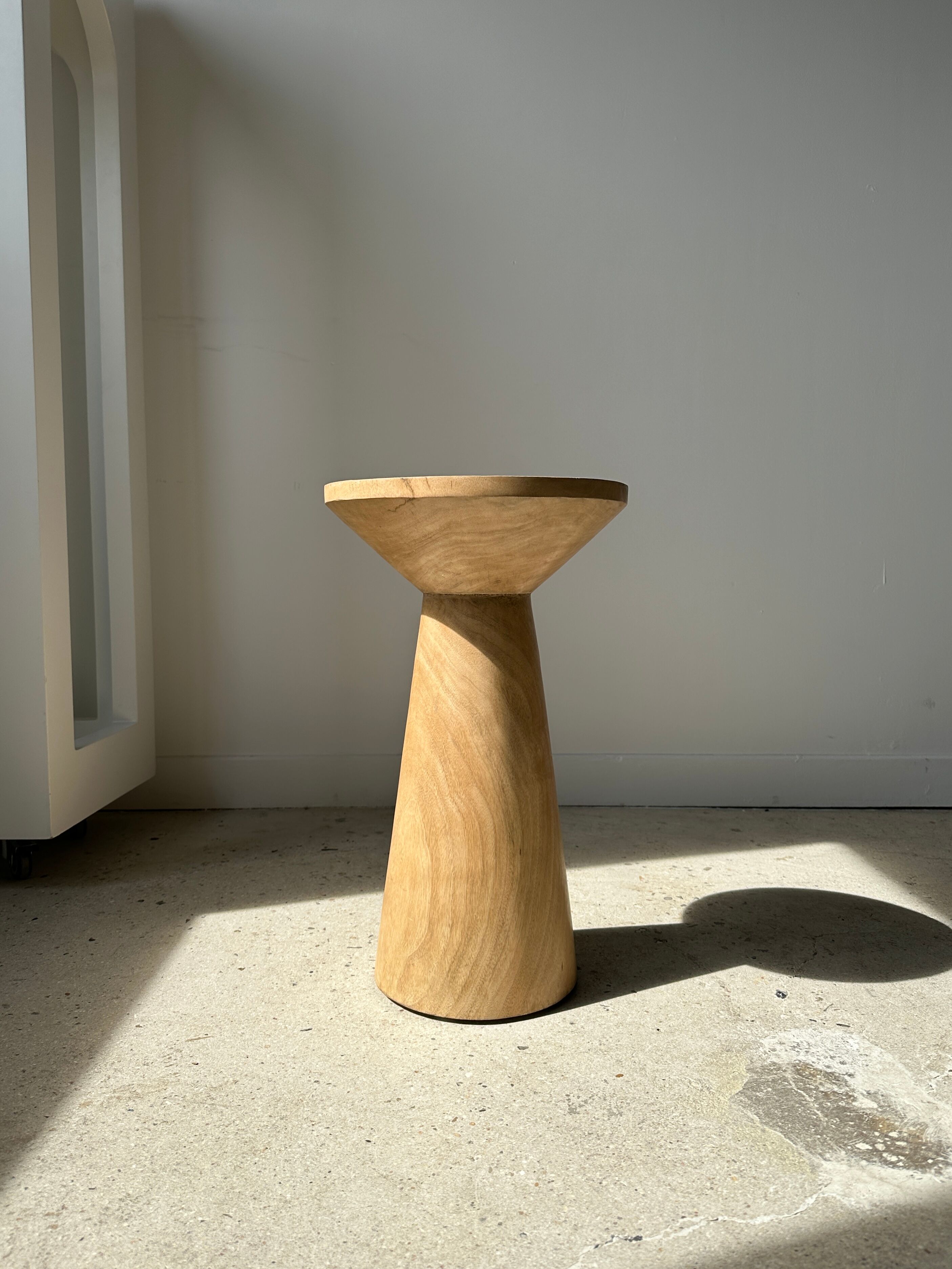 Side table, end of sofa in natural mango monoxyl conical tray H:50cm