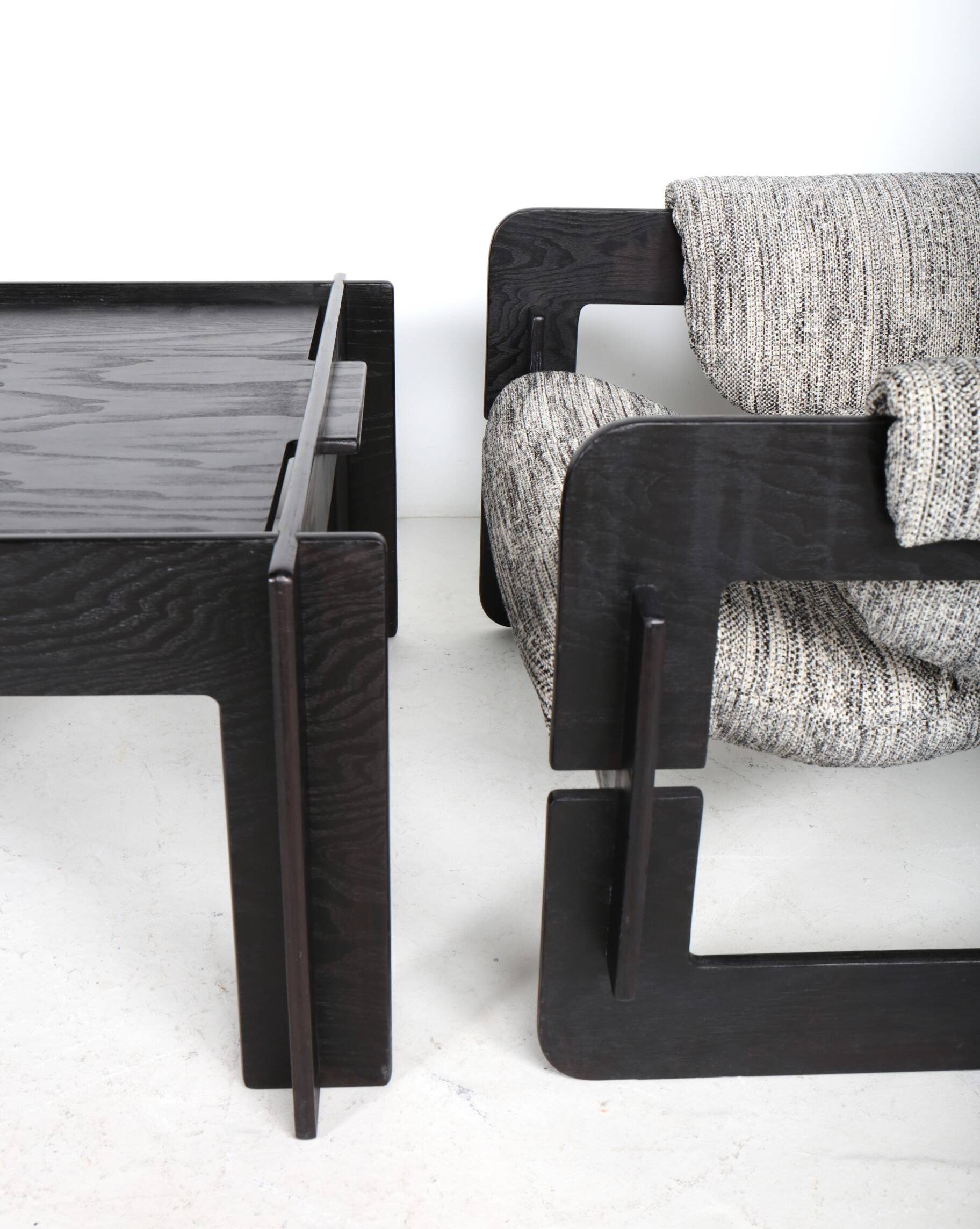 Pair of armchairs and coffee table Rover by Arne Jacobsen, 1968