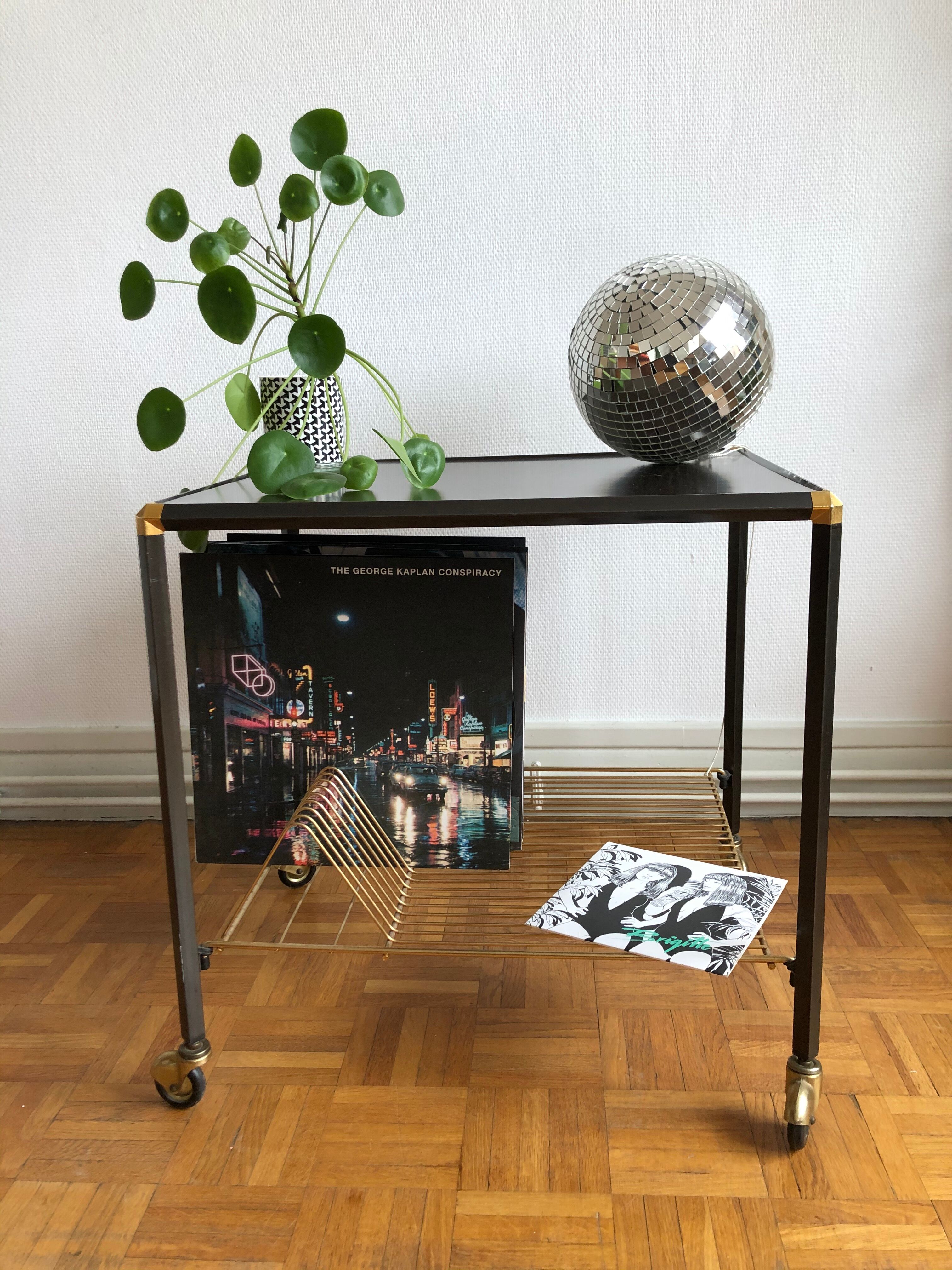 Desserte porte-vinyle noire et dorée à roulettes
