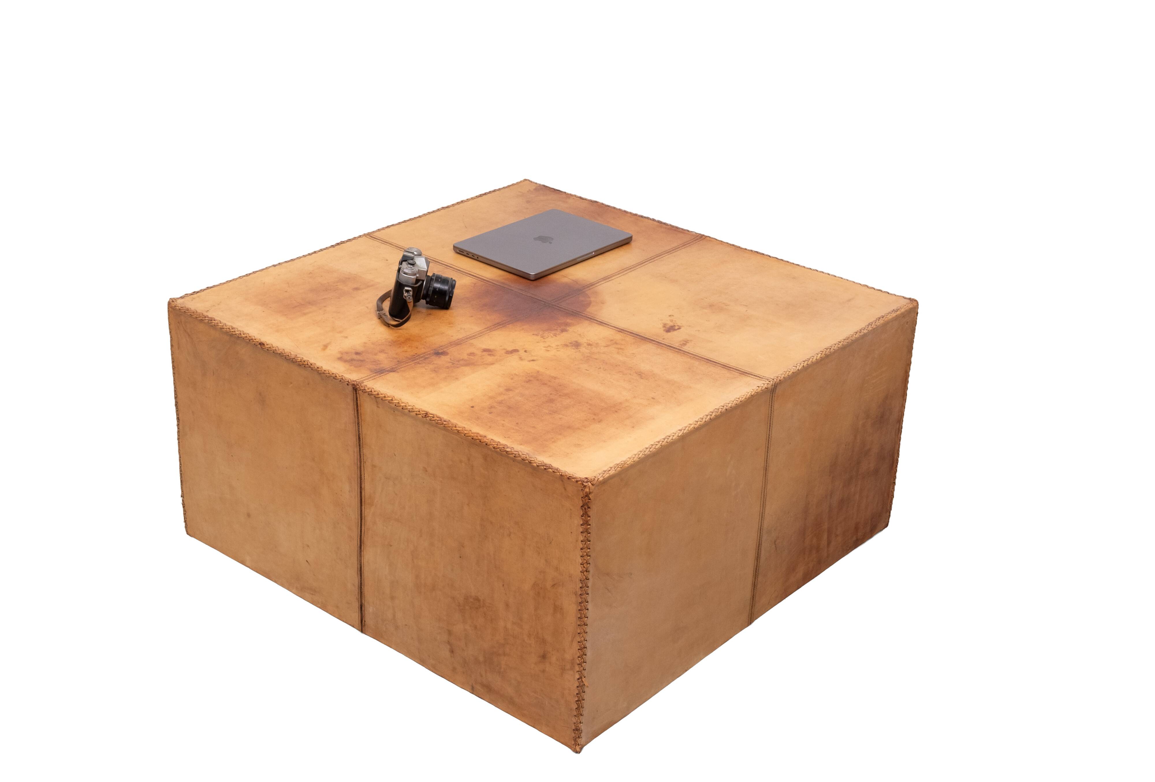 Table basse en cuir cognac à grands points des années 1970, France