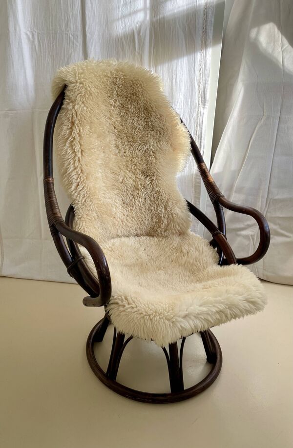 Chaise à œuf en rotin vintage des années 70 en très bon état.