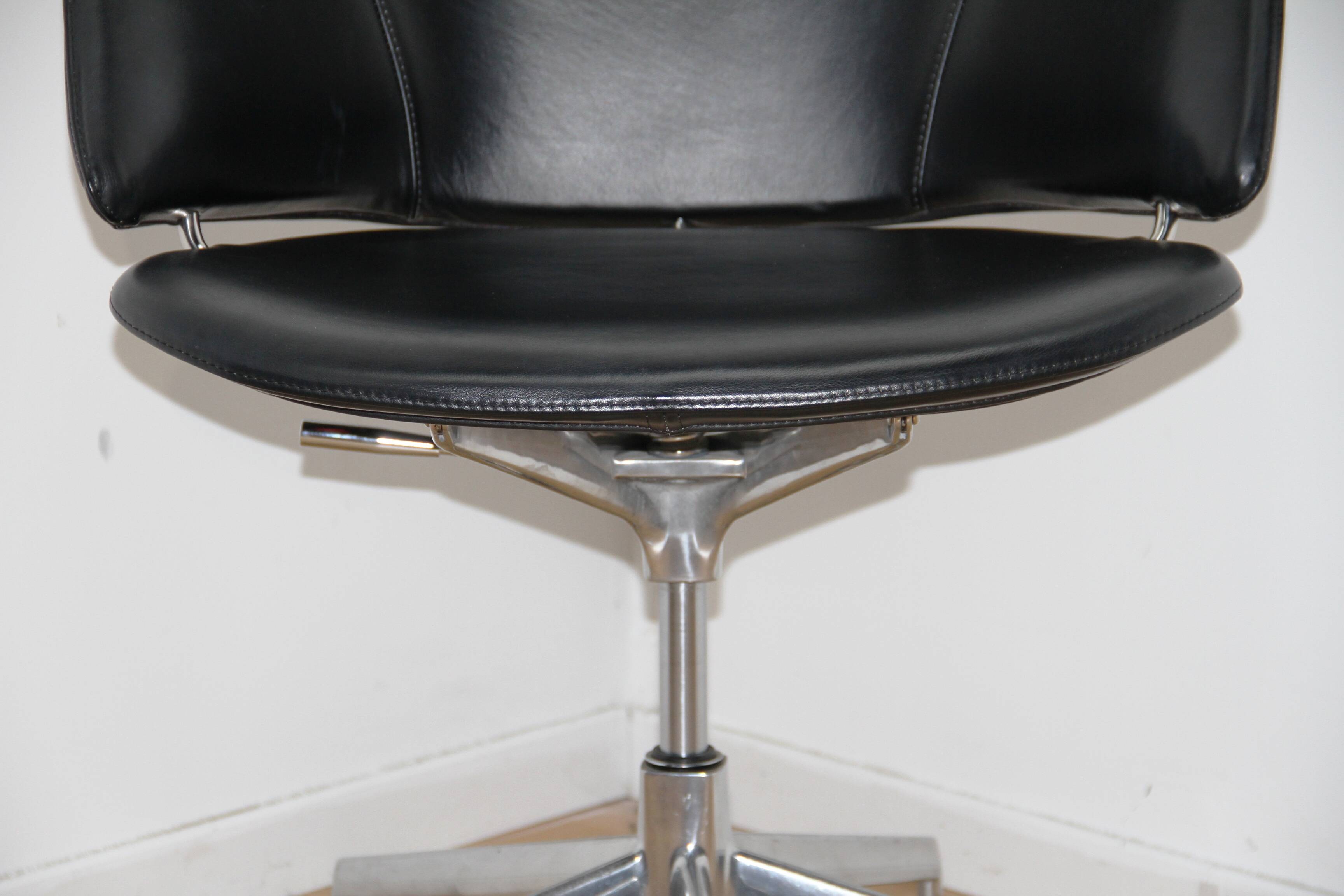Pair of office chairs, Arper