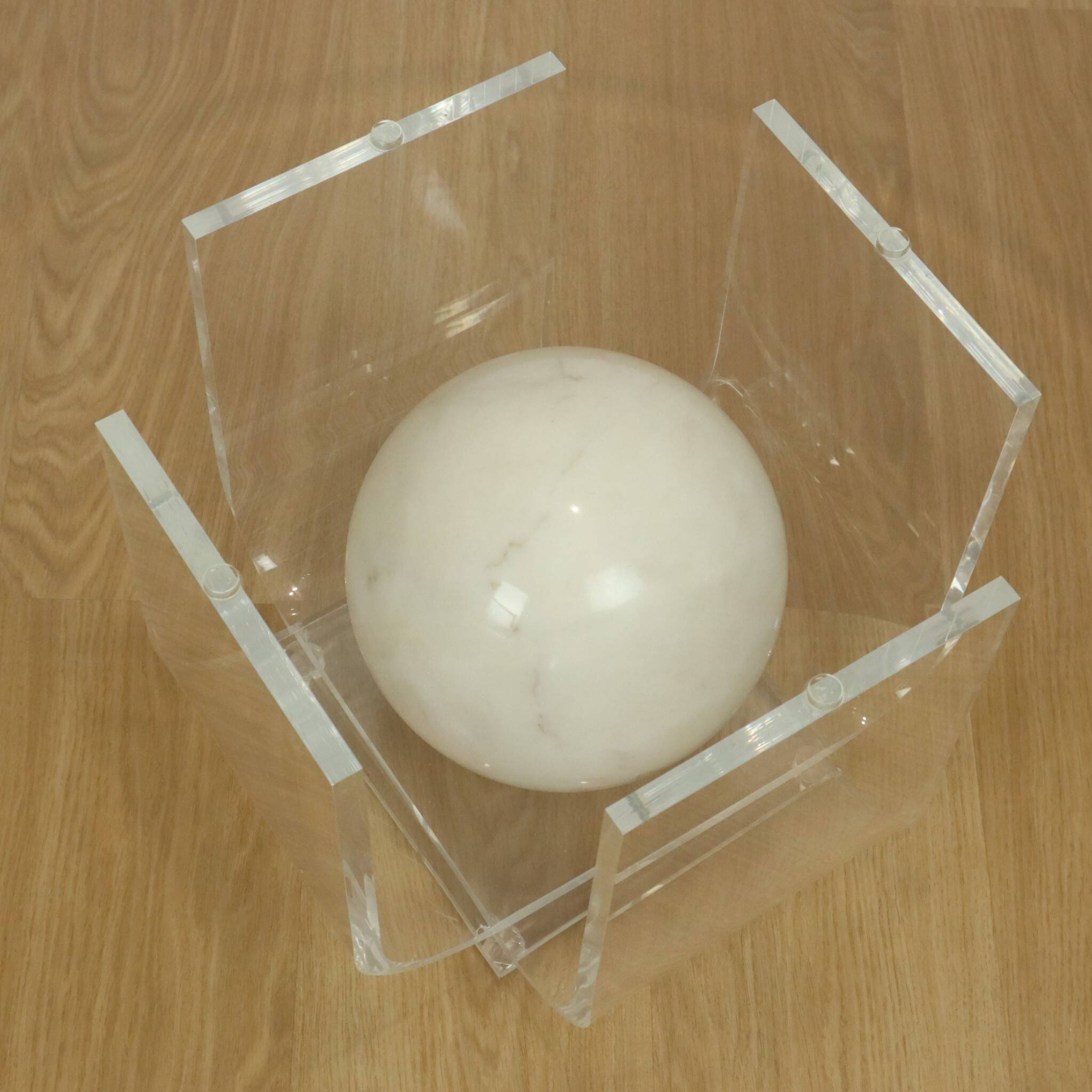 Vintage round coffee table in lucite and marbled glass.