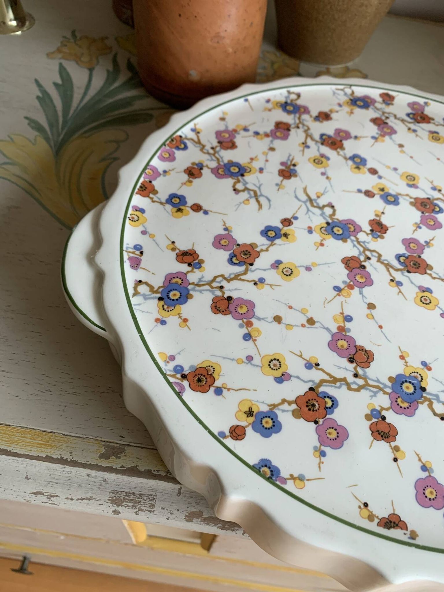 Plat à tarte vintage en faïence à anses – motif floral japonisant