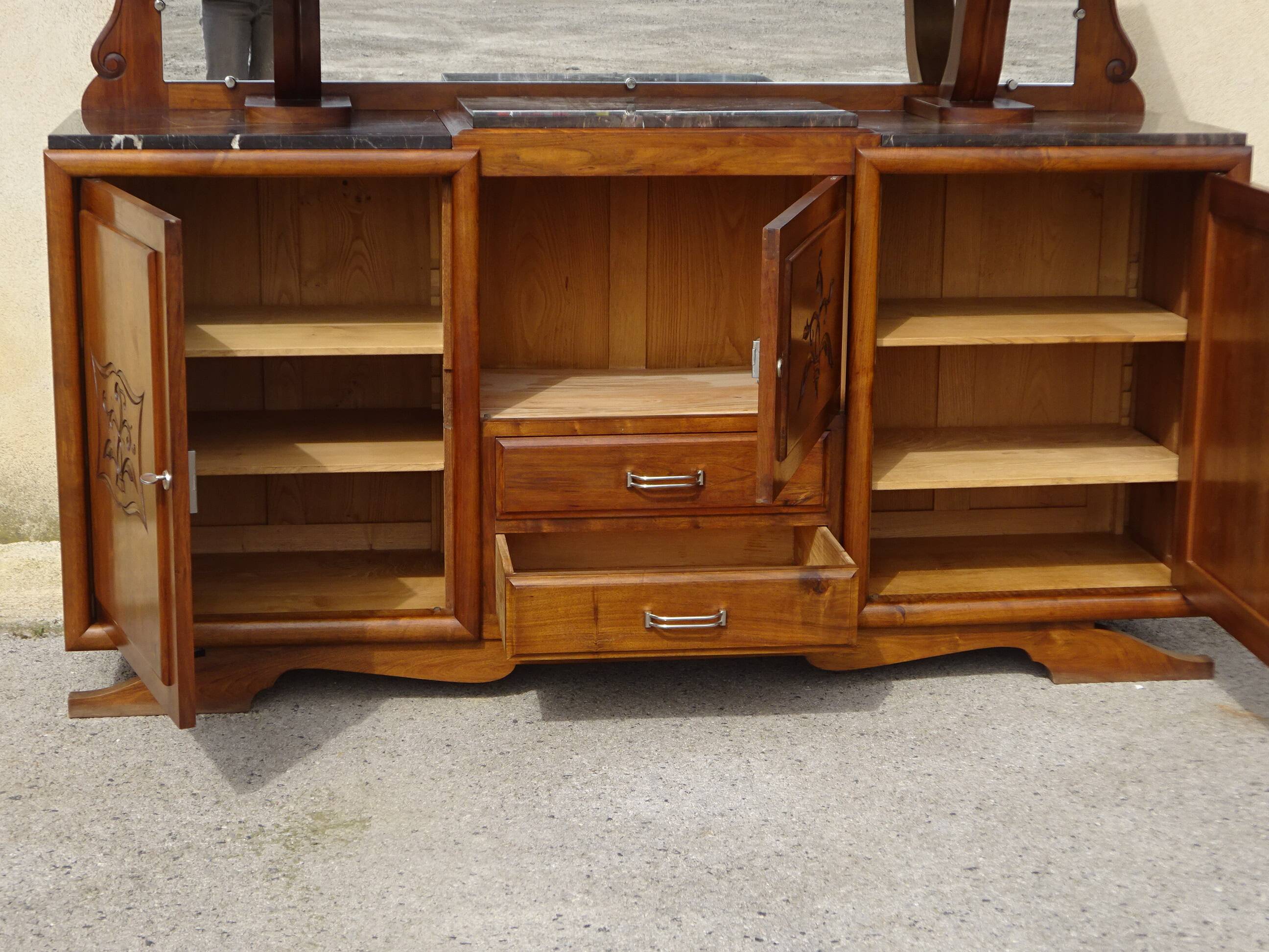 Large buffet en noyer massif, dessus en marbre noir