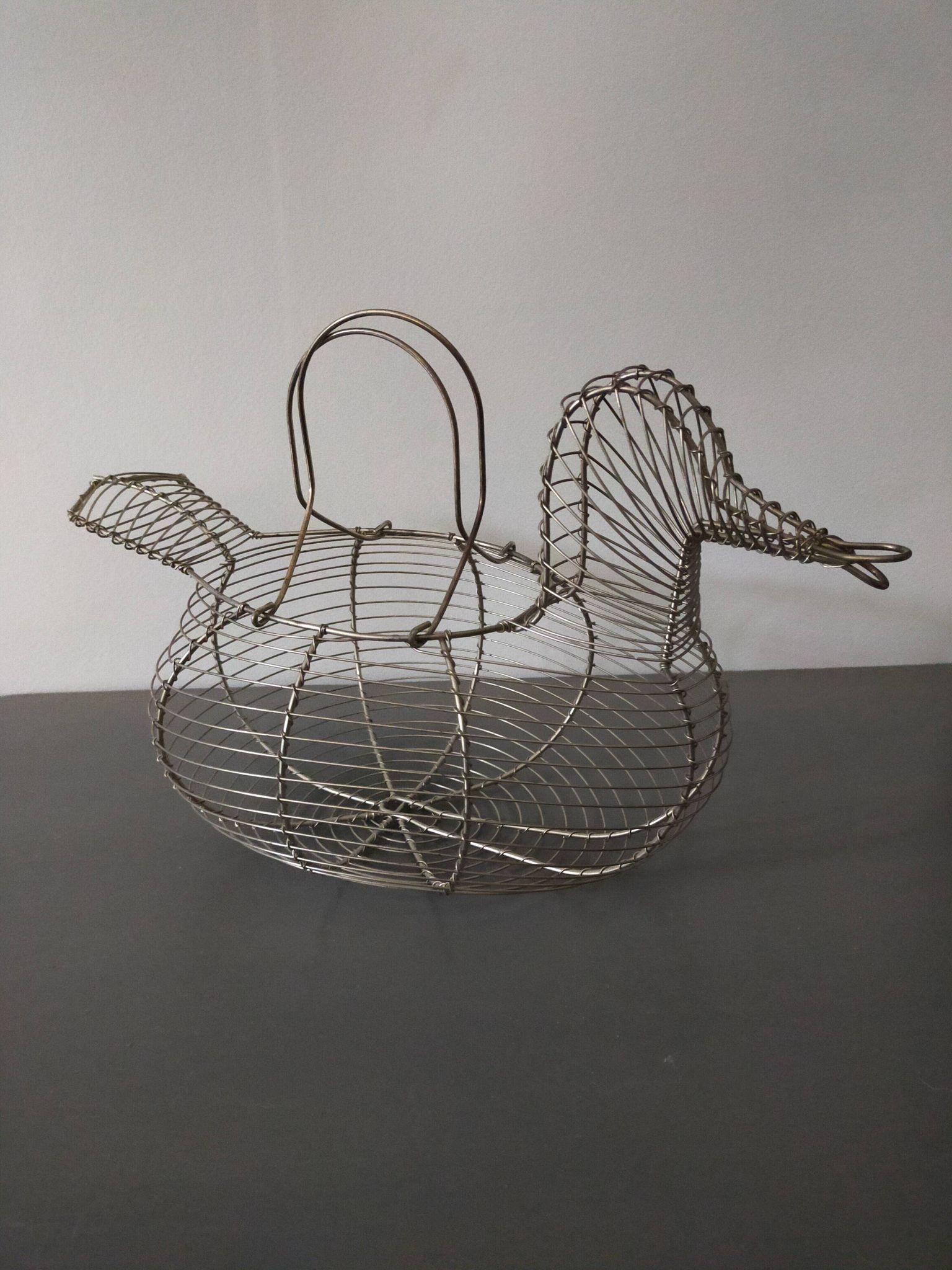Vintage duck shaped metal egg basket in very good condition