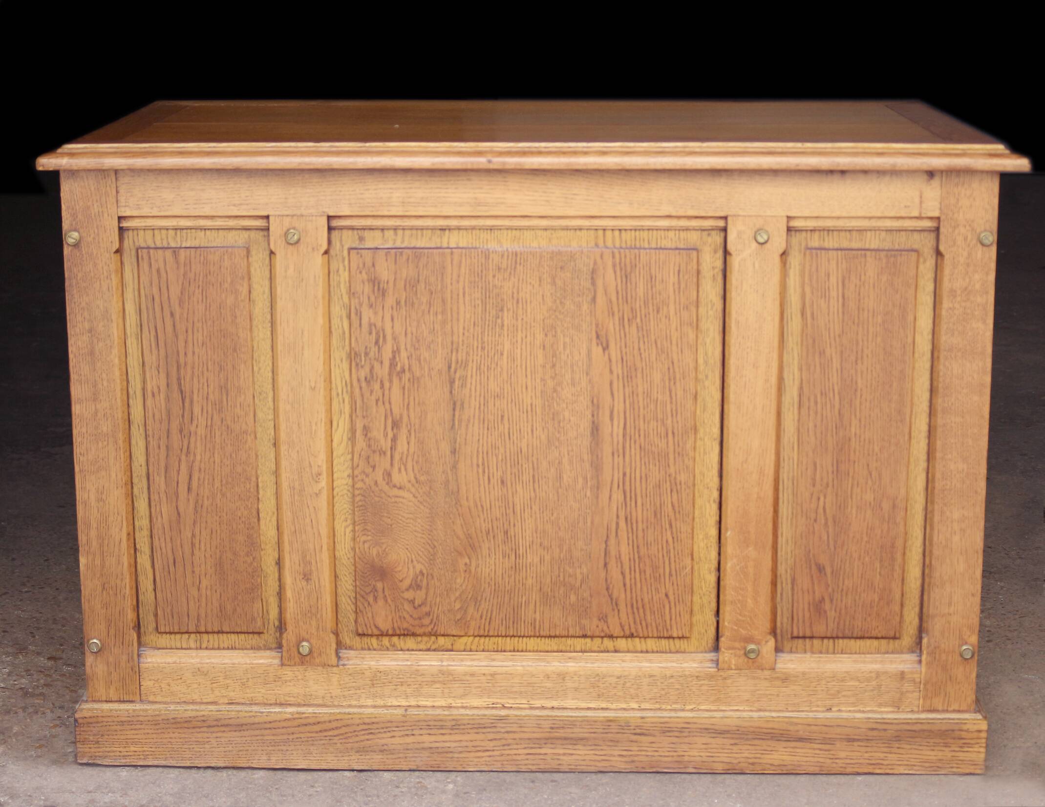 Bureau d'appoint en chêne blond de très belle facture. Début XXeme