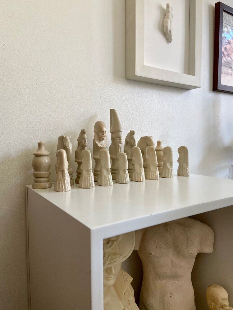 32 stone chess pieces
