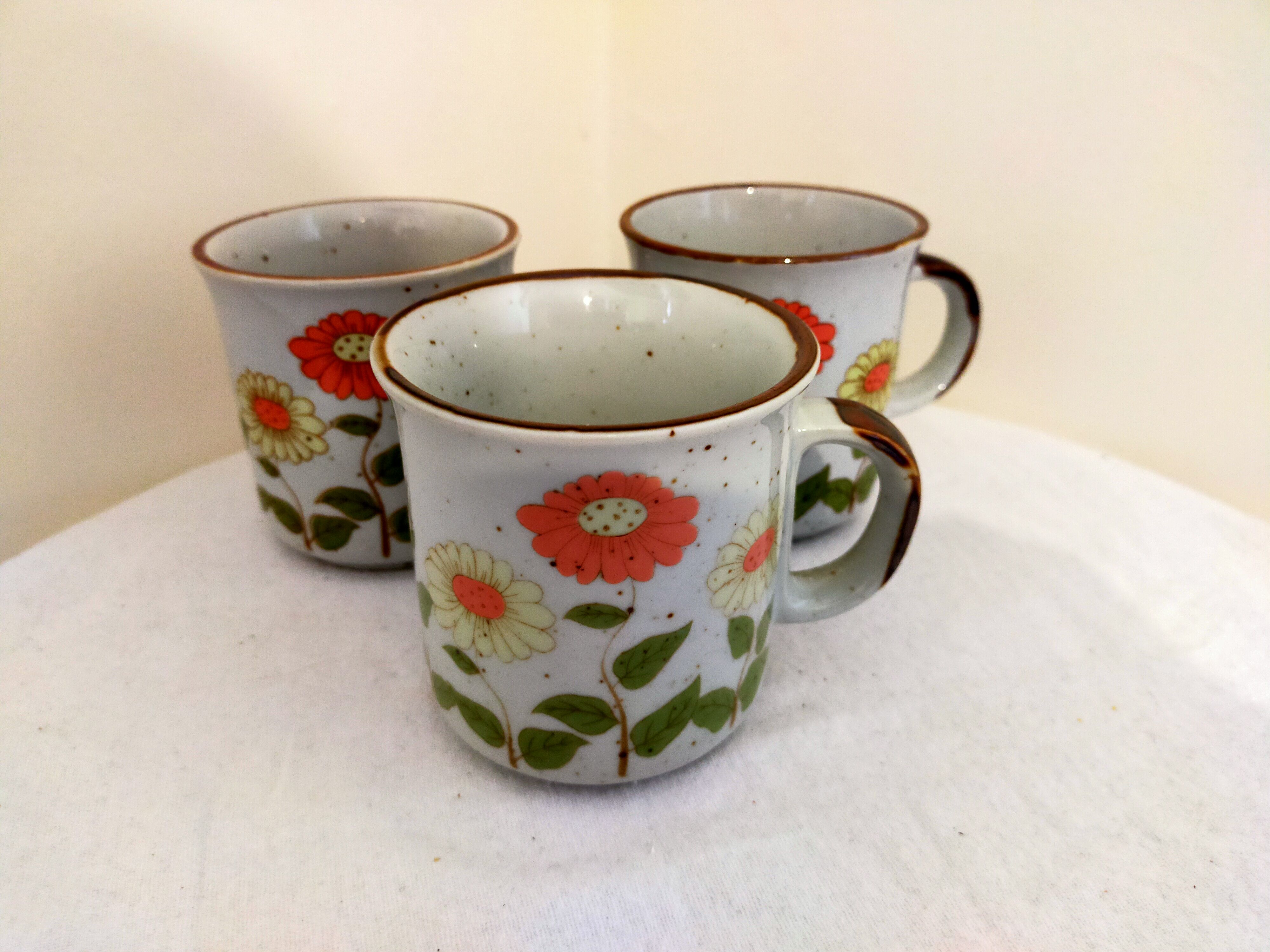 Set three flowered sandstone mugs