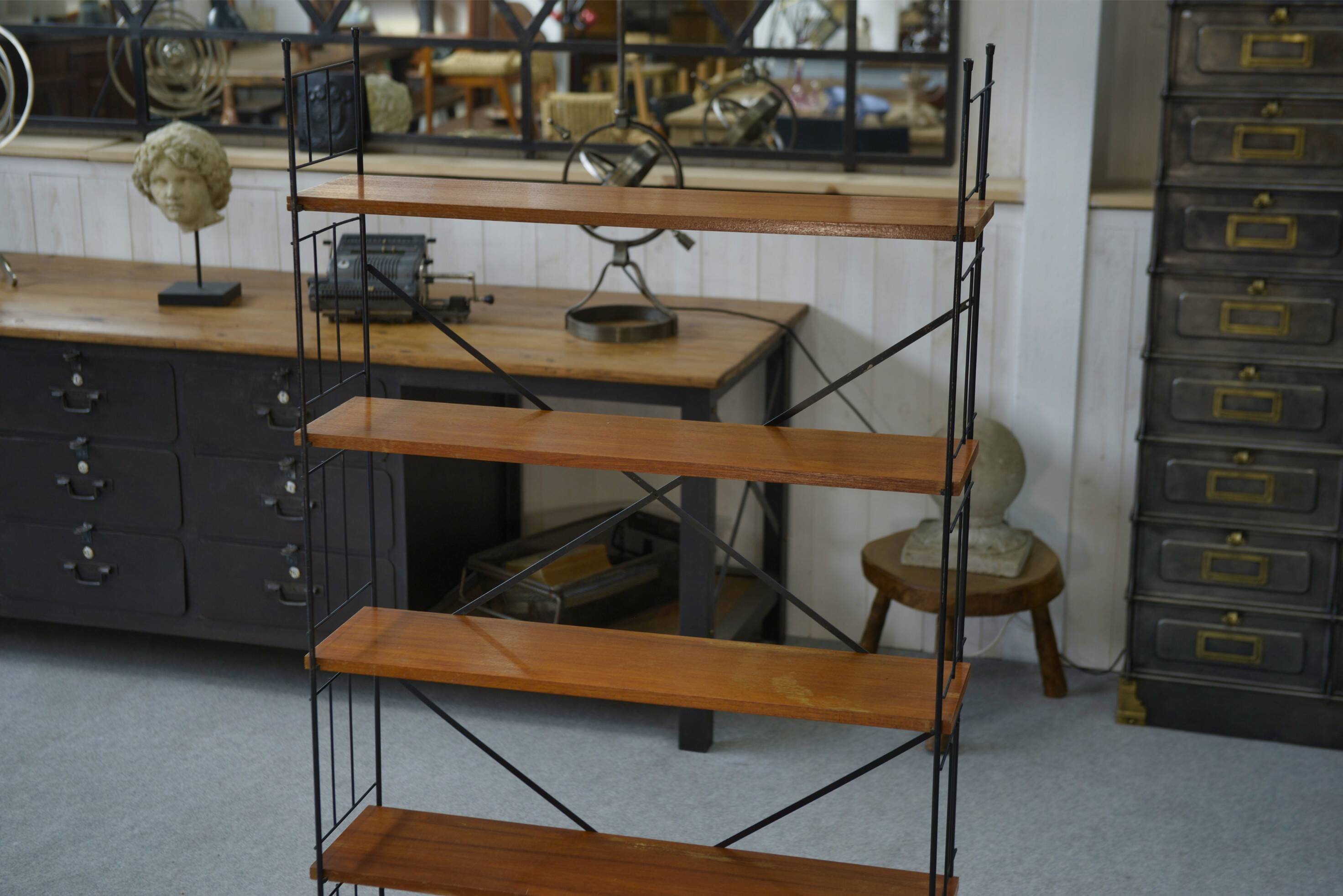 Shelf on legs with 5 teak veneer shelves from 1970.