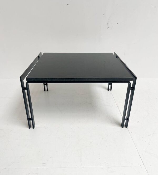 Table d'appoint ou table basse en granit noir des années 1980