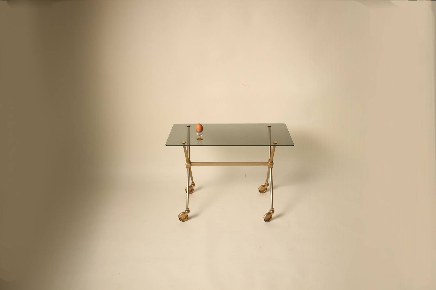 Table d’appoint en laiton et verre dans le style de Jacques Adnet