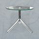 Table d’appoint tripode moderniste en verre trempé et métal chromé