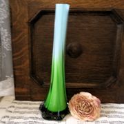 Vase solifleur en verre torsadé de Murano avec effet ombré vert à bleu pâle