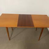Extendable dining table