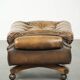 Ottoman chesterfield anglais en cuir élégant, fini avec des clous décoratifs.
