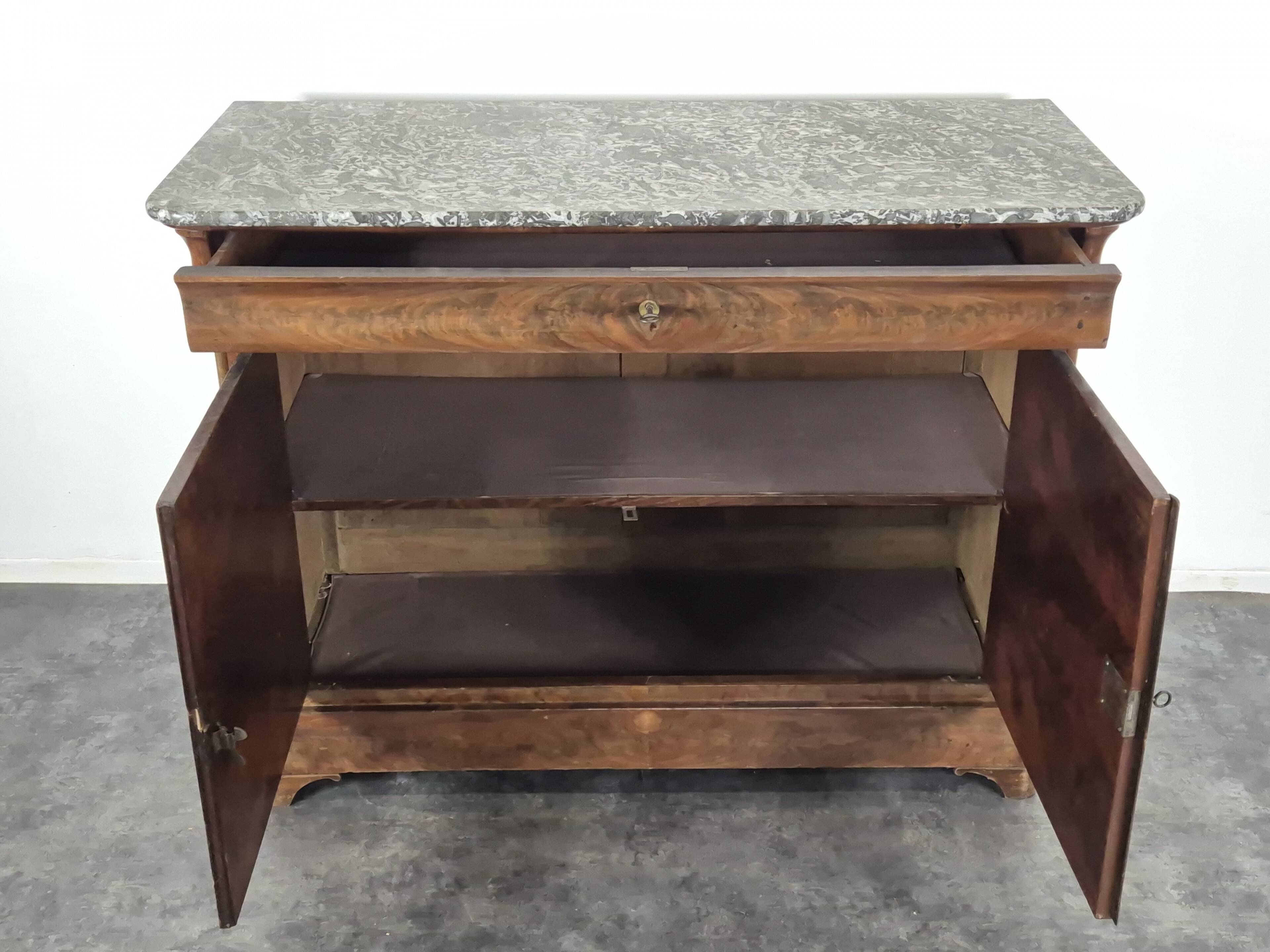 Buffet d'époque Louis Philippe en acajou et marbre Sainte Anne