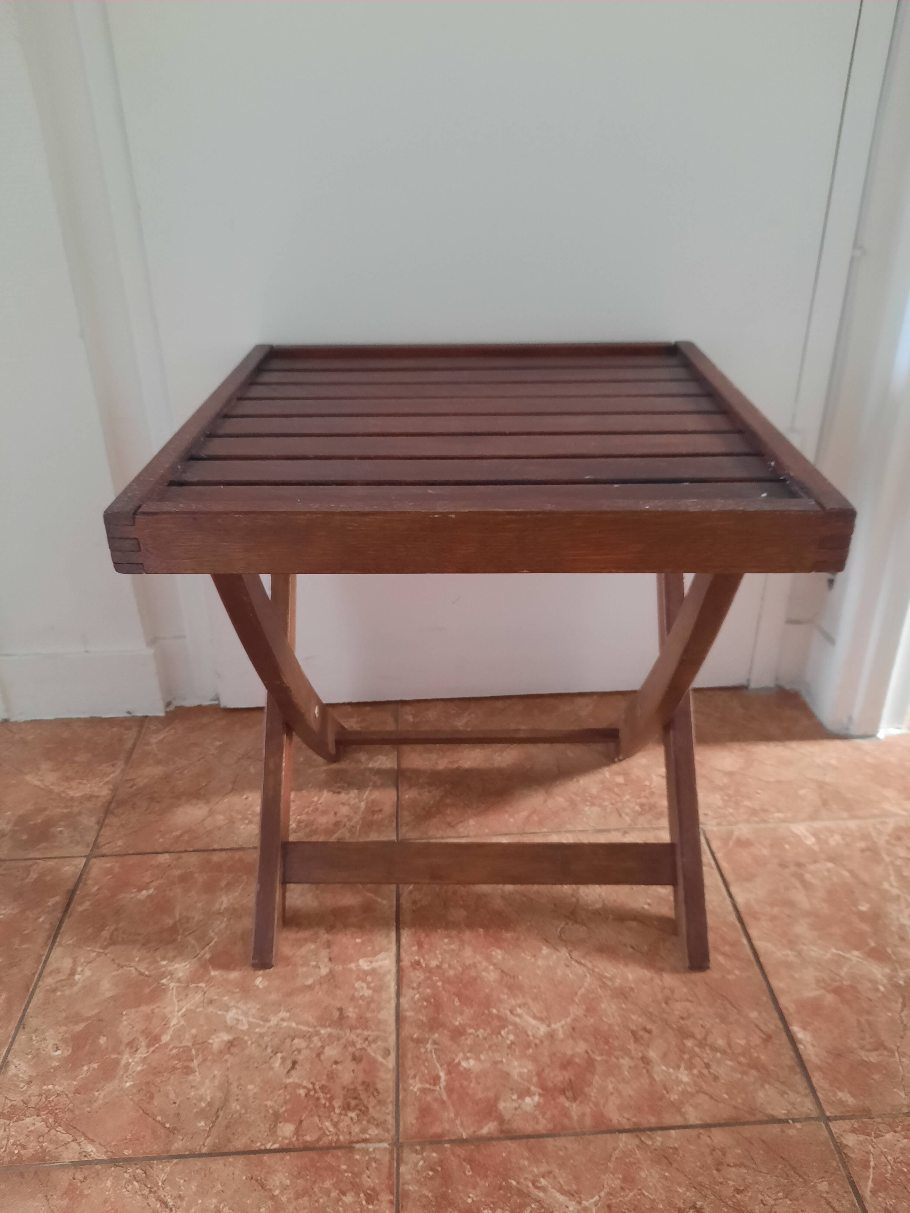Folding coffee table