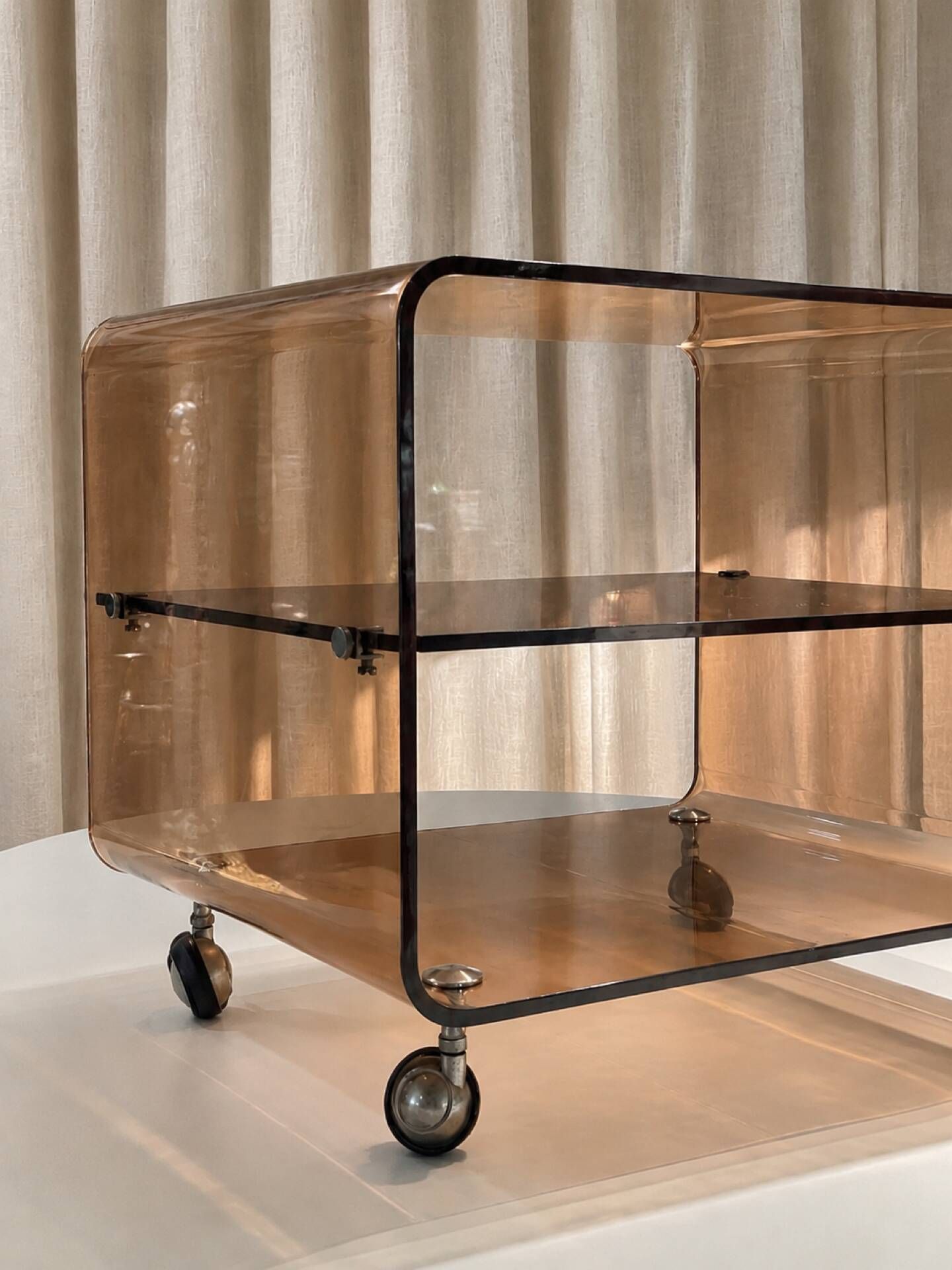 Chariot de service vintage en lucite fumé marron – Attribué à Michel Dum