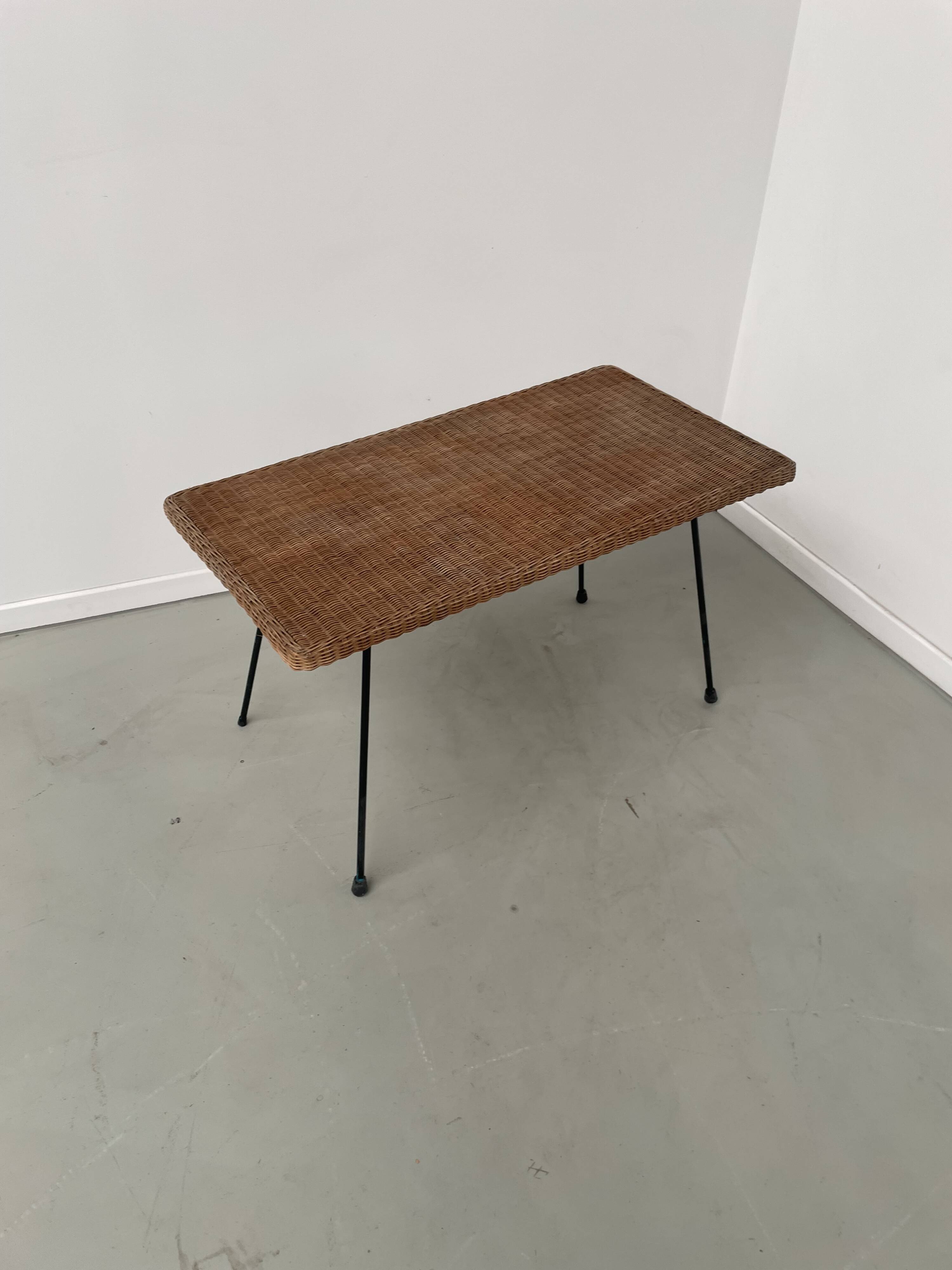 Table basse osier tressé et métal 1960