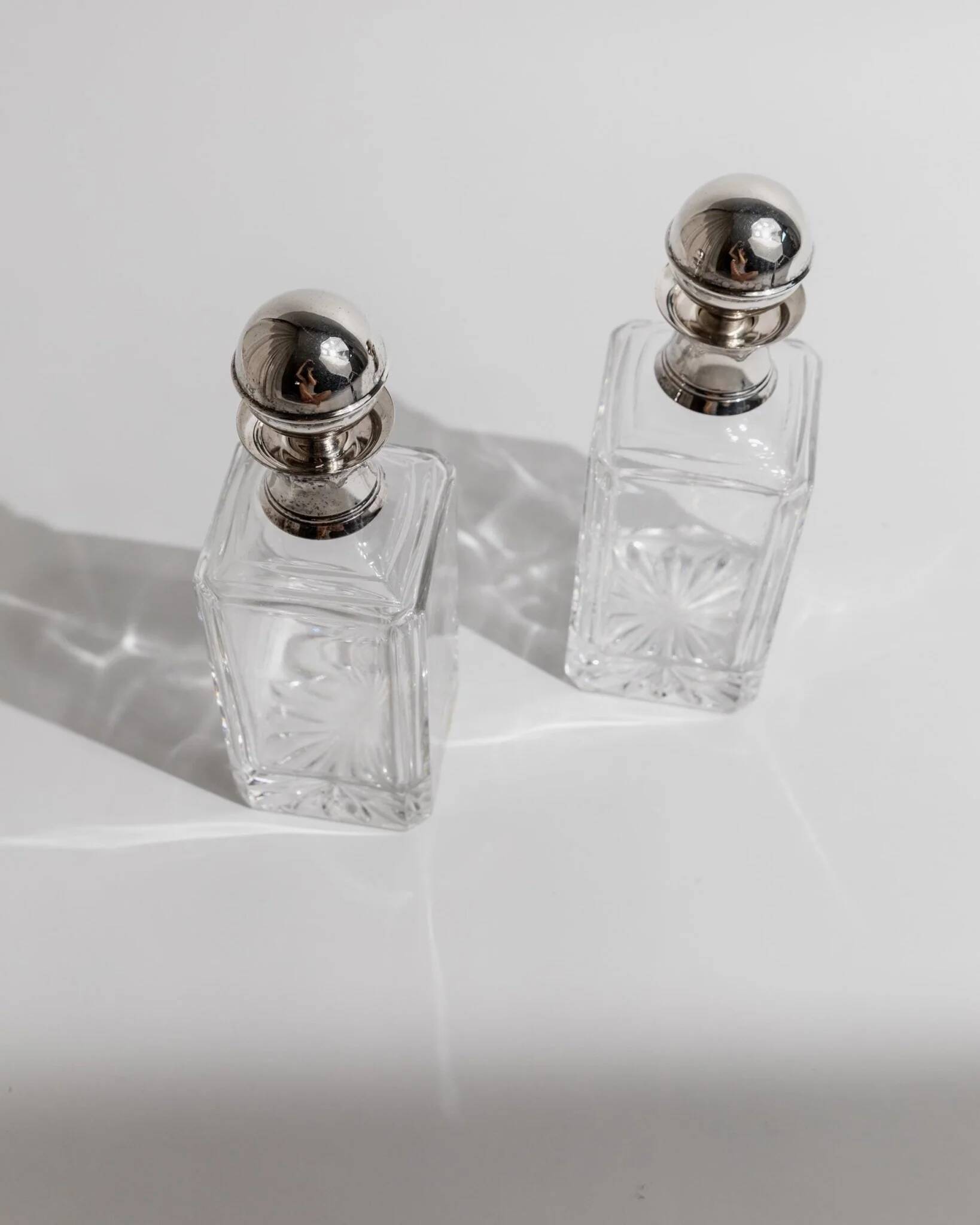 Deux carafes en verre transparent avec des bouchons en argent, barware Art Déco italien des années 1950, cadeau.
