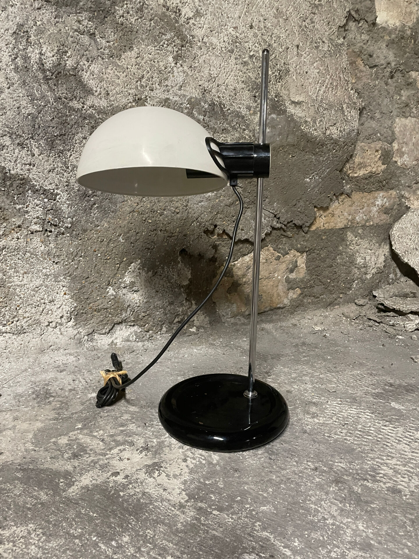 Harvey Guzzini vintage Italian desk lamp from the 1970s.