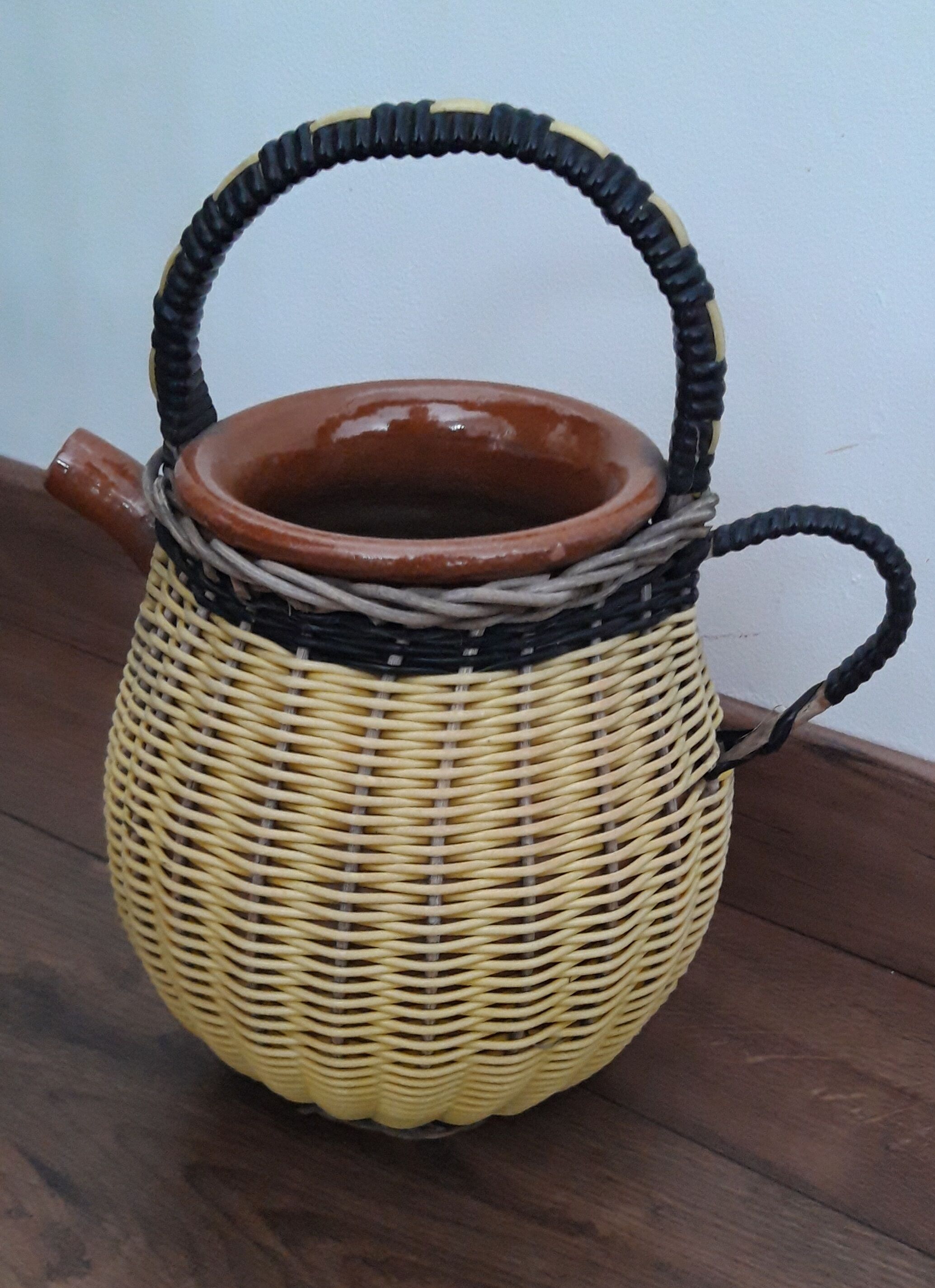 Sandstone and scoubidou potiche