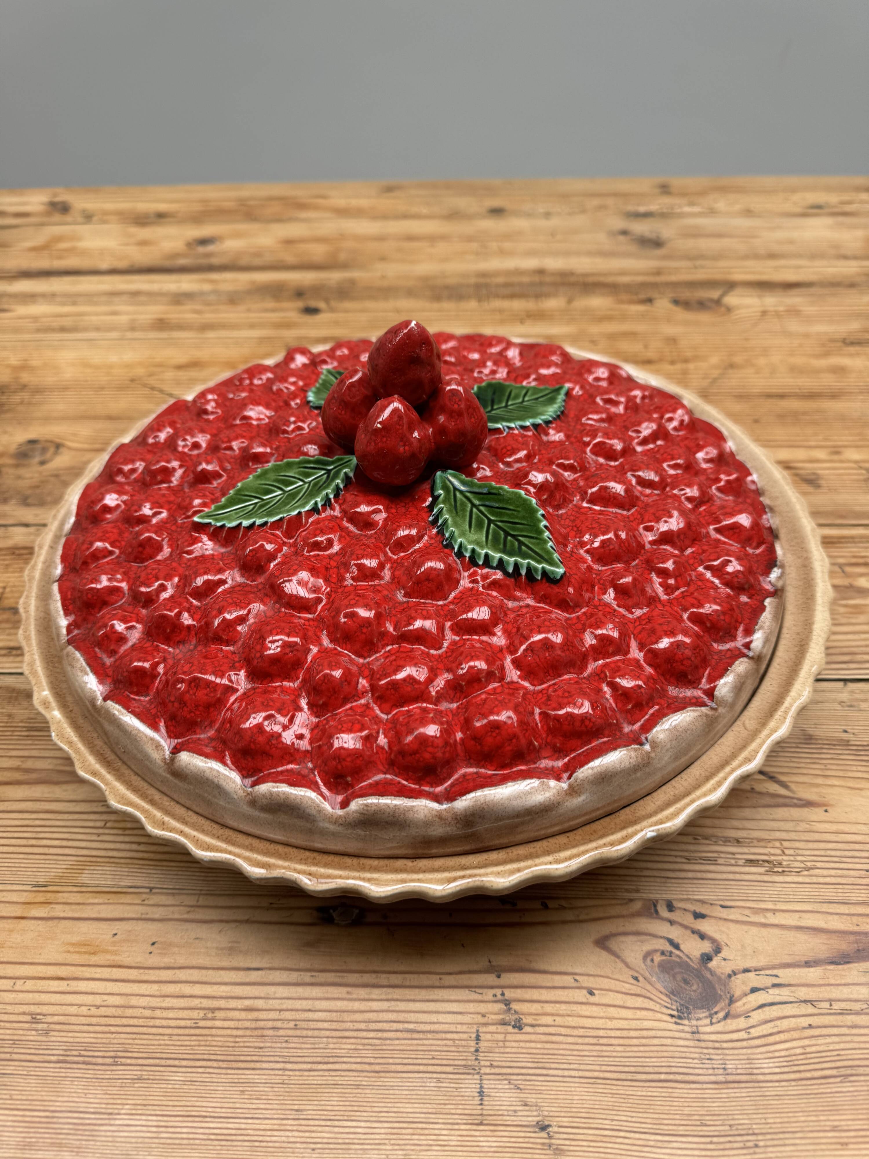 A trompe l’oeil strawberry pie dish