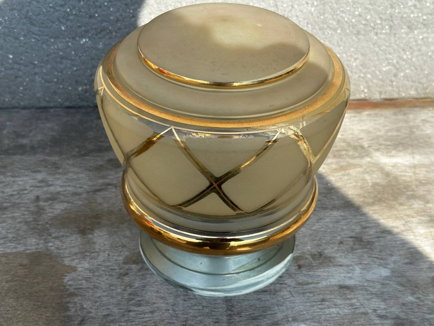 Plafonnier art déco verre sablé rehaussé d’or