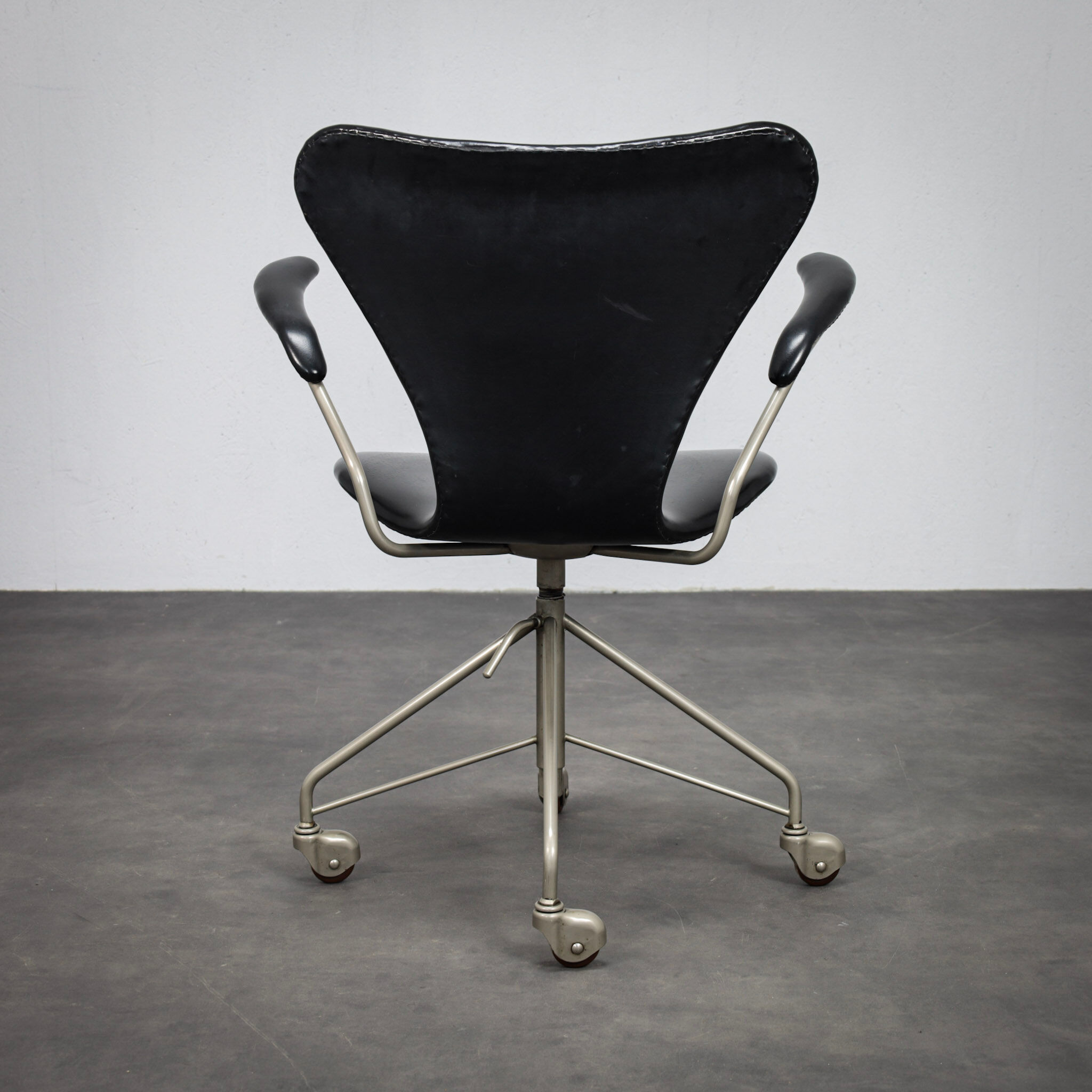 Arne Jacobsen Model 3217 office chair for Fritz Hansen, first edition, 1950s
