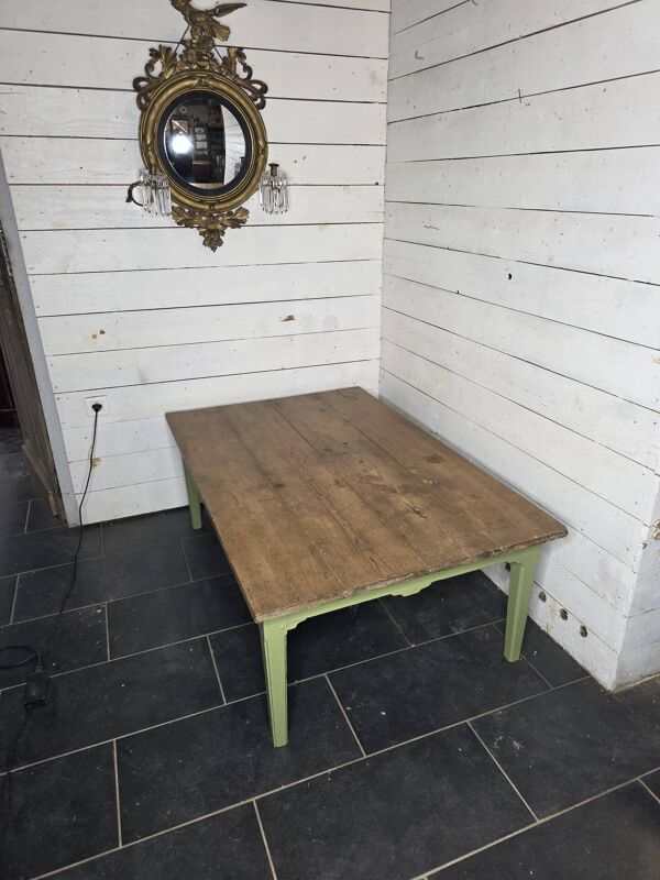 Table basse ancienne, pieds en chêne dessus en sapin.
